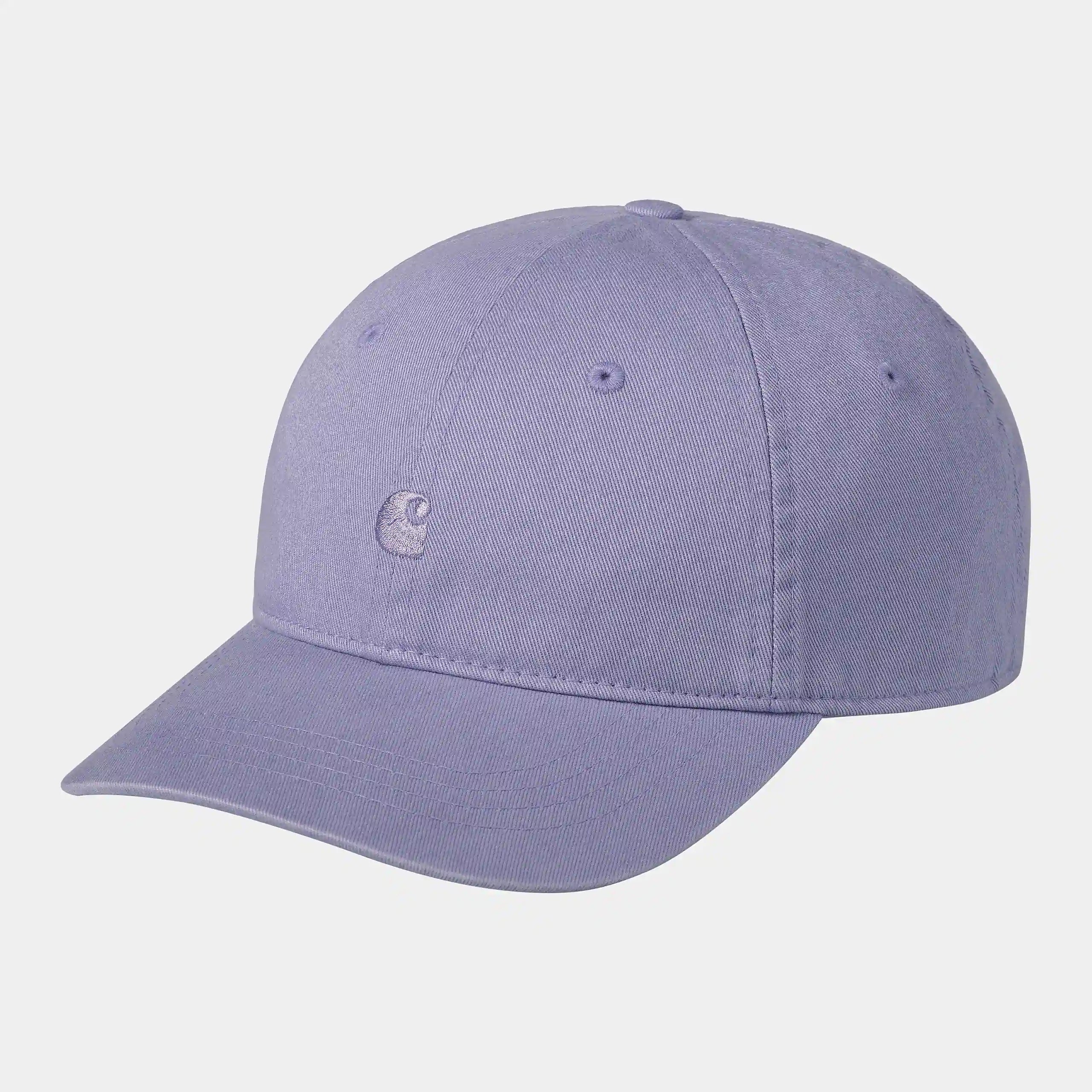"Carhartt WIP Madison Logo Cap – Violanda. Lila Baseball Cap aus Baumwoll-Twill, mit gebogenem Schirm, verstellbarem Riemen und gesticktem Carhartt WIP Logo."