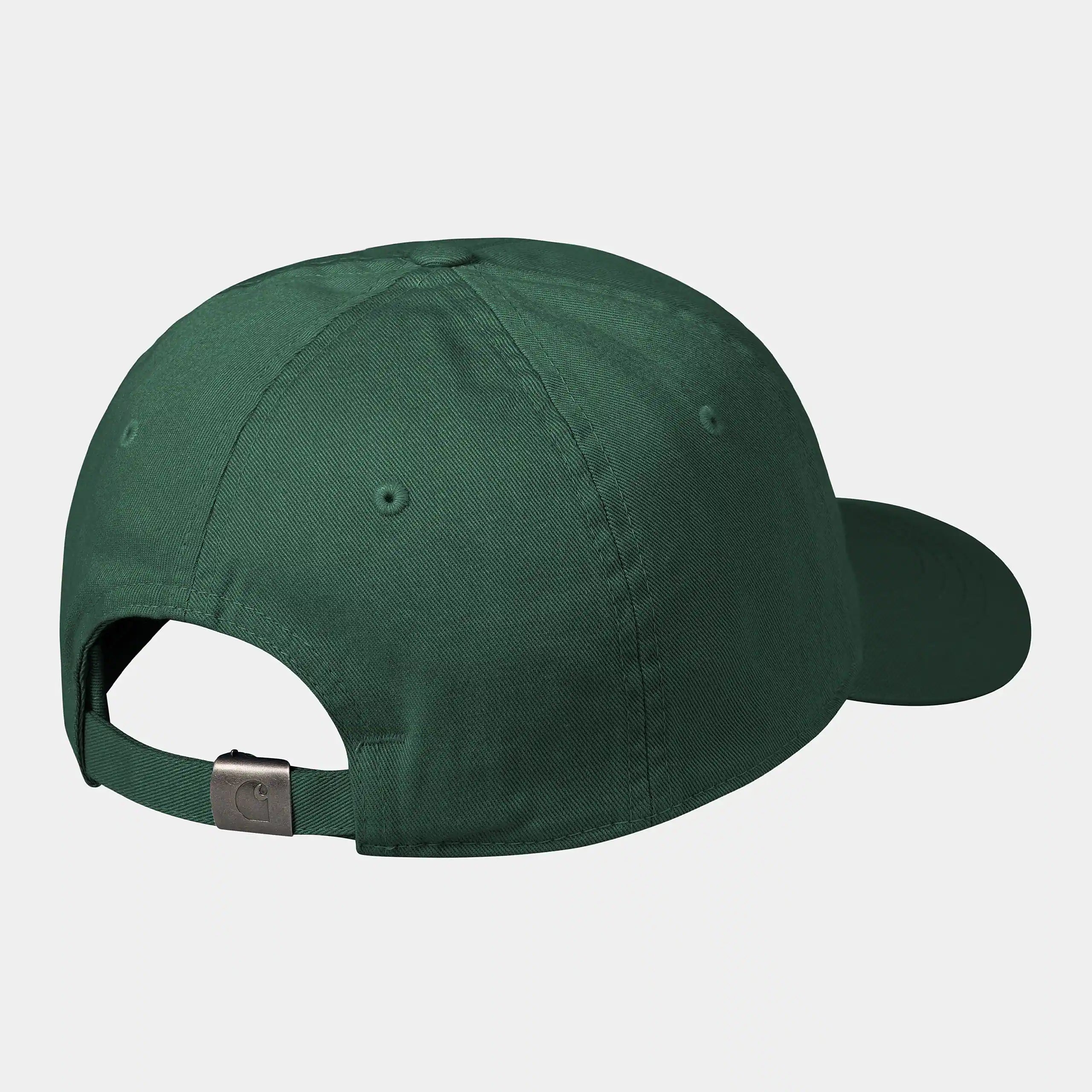 Carhartt WIP Madison Logo Cap – Discovery Green / Wax. Grüne Baseballkappe aus Bio-Baumwoll-Twill, mit gebogenem Schirm und cremefarbener Carhartt WIP Logo-Stickerei vorne.
