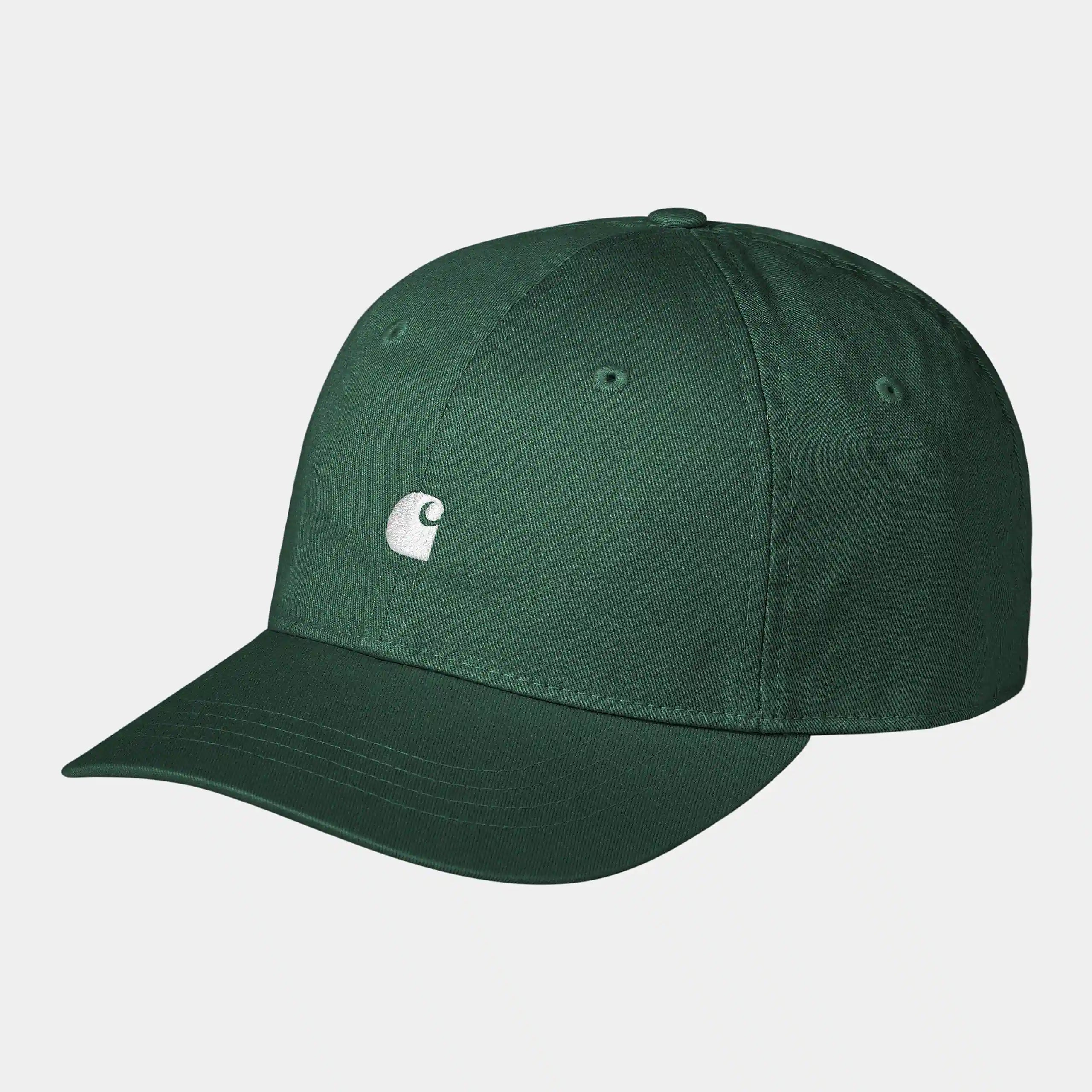 Carhartt WIP Madison Logo Cap – Discovery Green / Wax. Grüne Baseballkappe aus Bio-Baumwoll-Twill, mit gebogenem Schirm und cremefarbener Carhartt WIP Logo-Stickerei vorne.