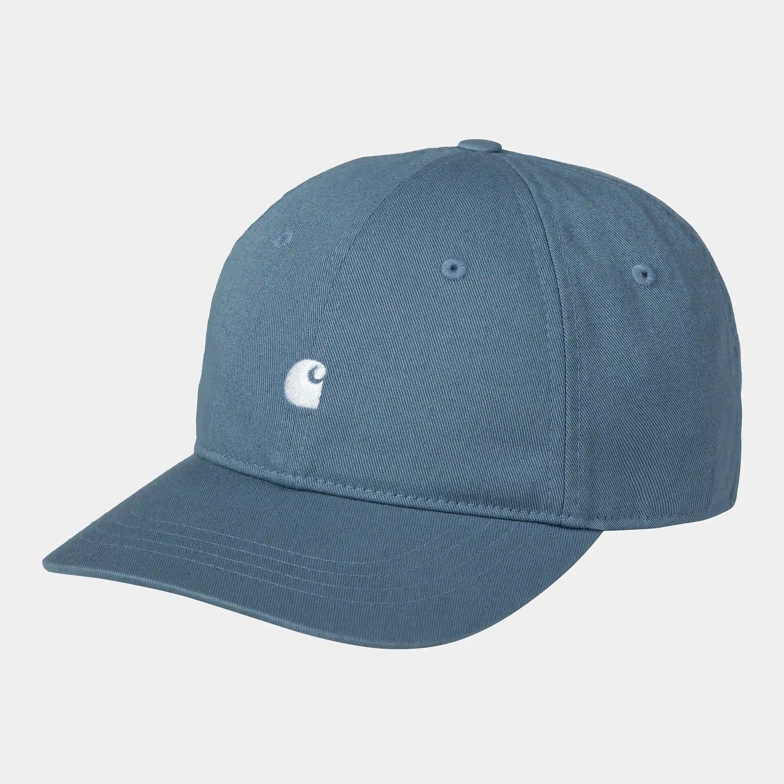 Carhartt WIP Madison Logo Cap – Vancouver Blue / White. Blaue Baseballkappe aus Bio-Baumwoll-Twill, mit gebogenem Schirm und weißer Carhartt WIP Logo-Stickerei vorne.