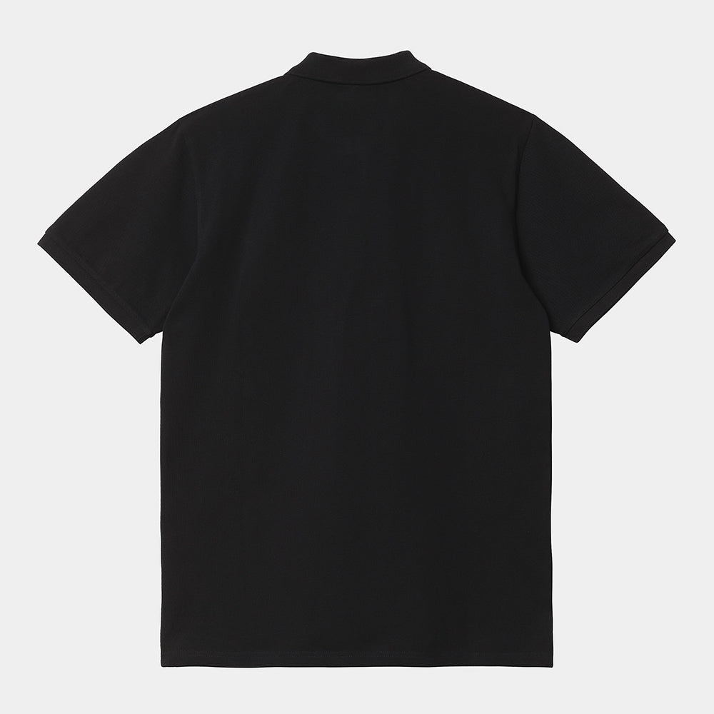 “Carhartt WIP S/S Chase Pique Polo – Black / Gold. Schwarzes Polo-Shirt aus Baumwoll-Piqué, mit klassischem Kragen und gesticktem, goldenem Carhartt WIP Logo auf der Brust.“

