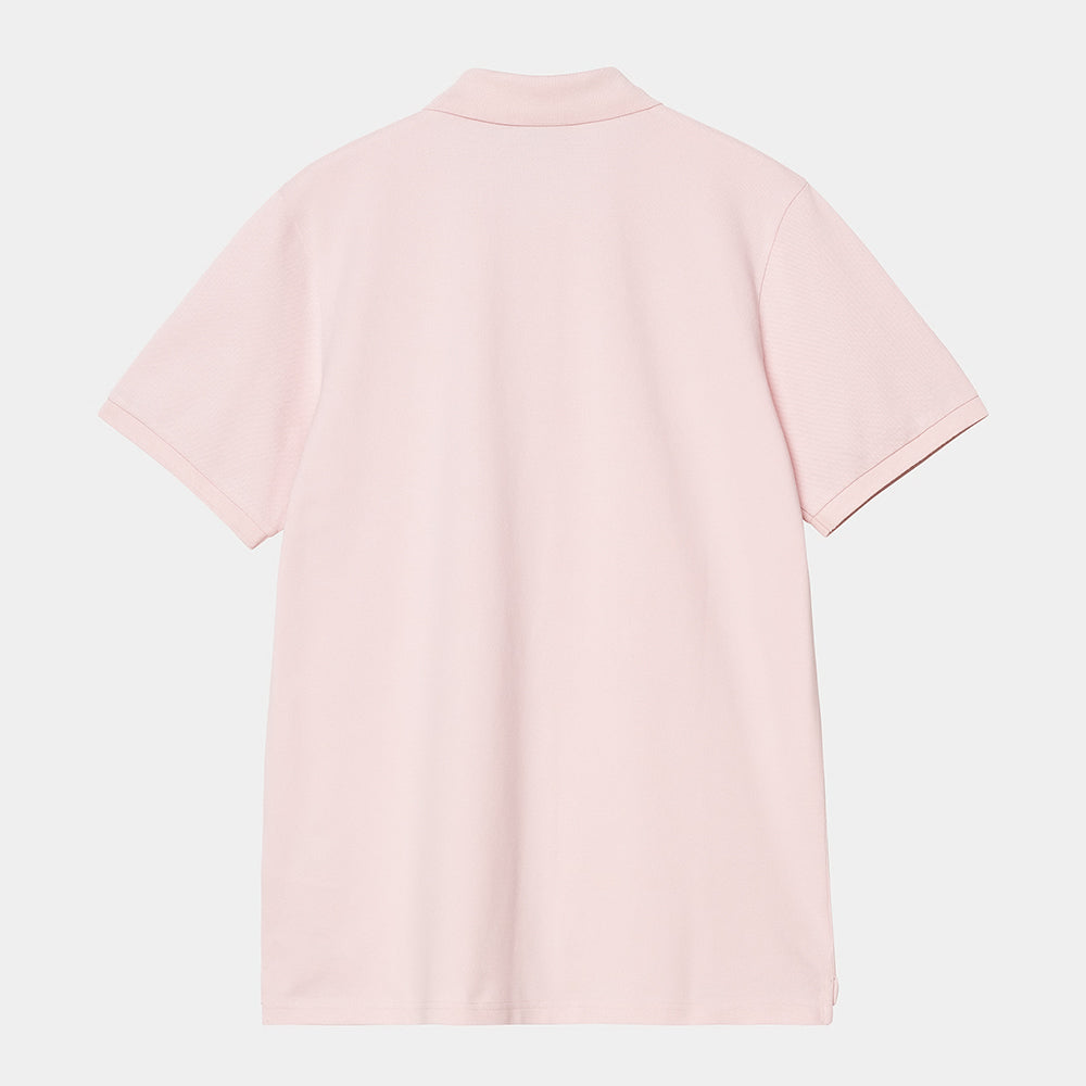 “Carhartt WIP S/S Chase Pique Polo – Air Pink / Gold. Rosafarbenes Polo-Shirt aus Baumwoll-Piqué, mit klassischem Kragen und gesticktem, goldenem Carhartt WIP Logo auf der Brust.“