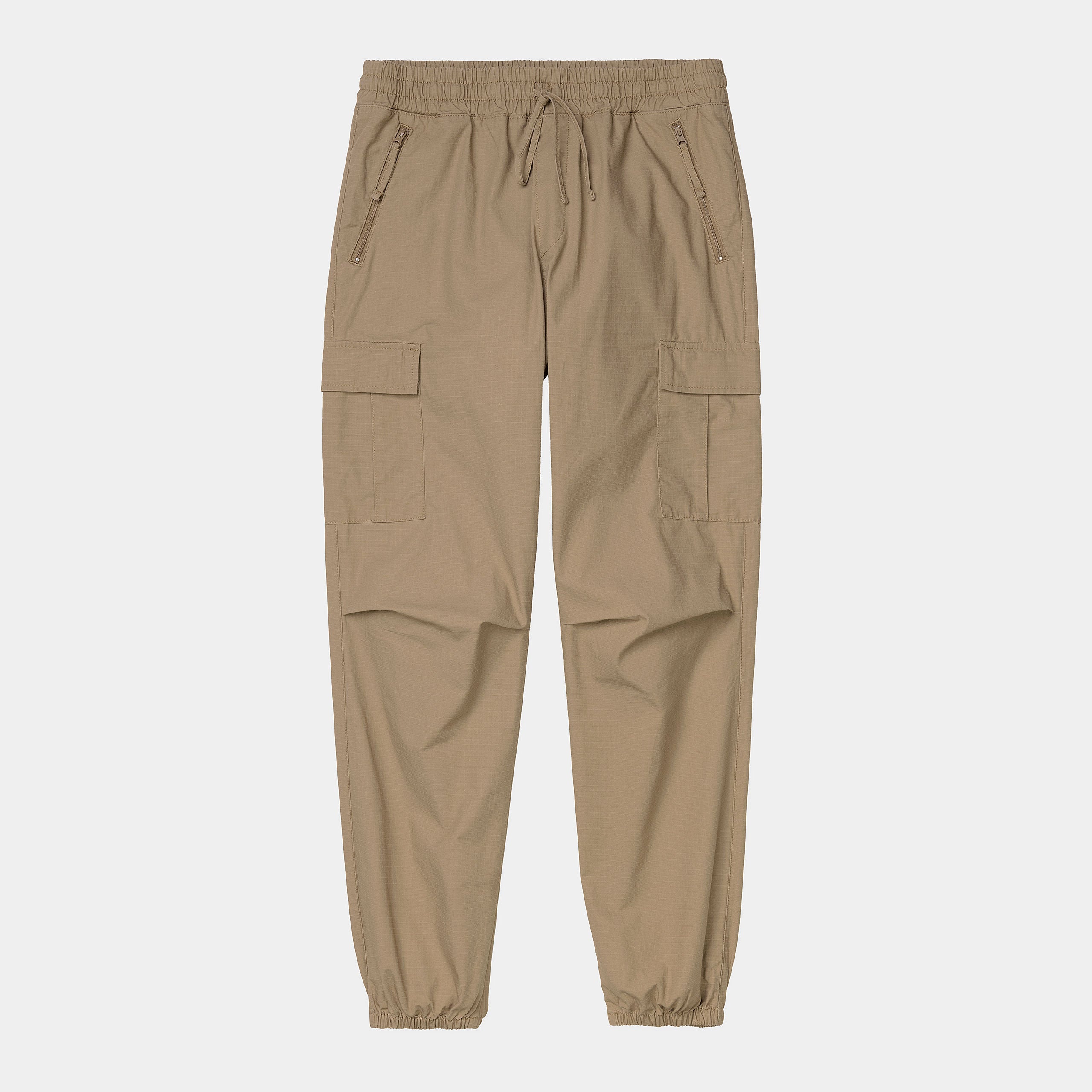 Carhartt WIP Cargo Jogger in Leather (rinsed), robuste braune Baumwollhose mit seitlichen Cargo-Taschen, elastischem Bund und Beinbündchen im Tapered Fit.