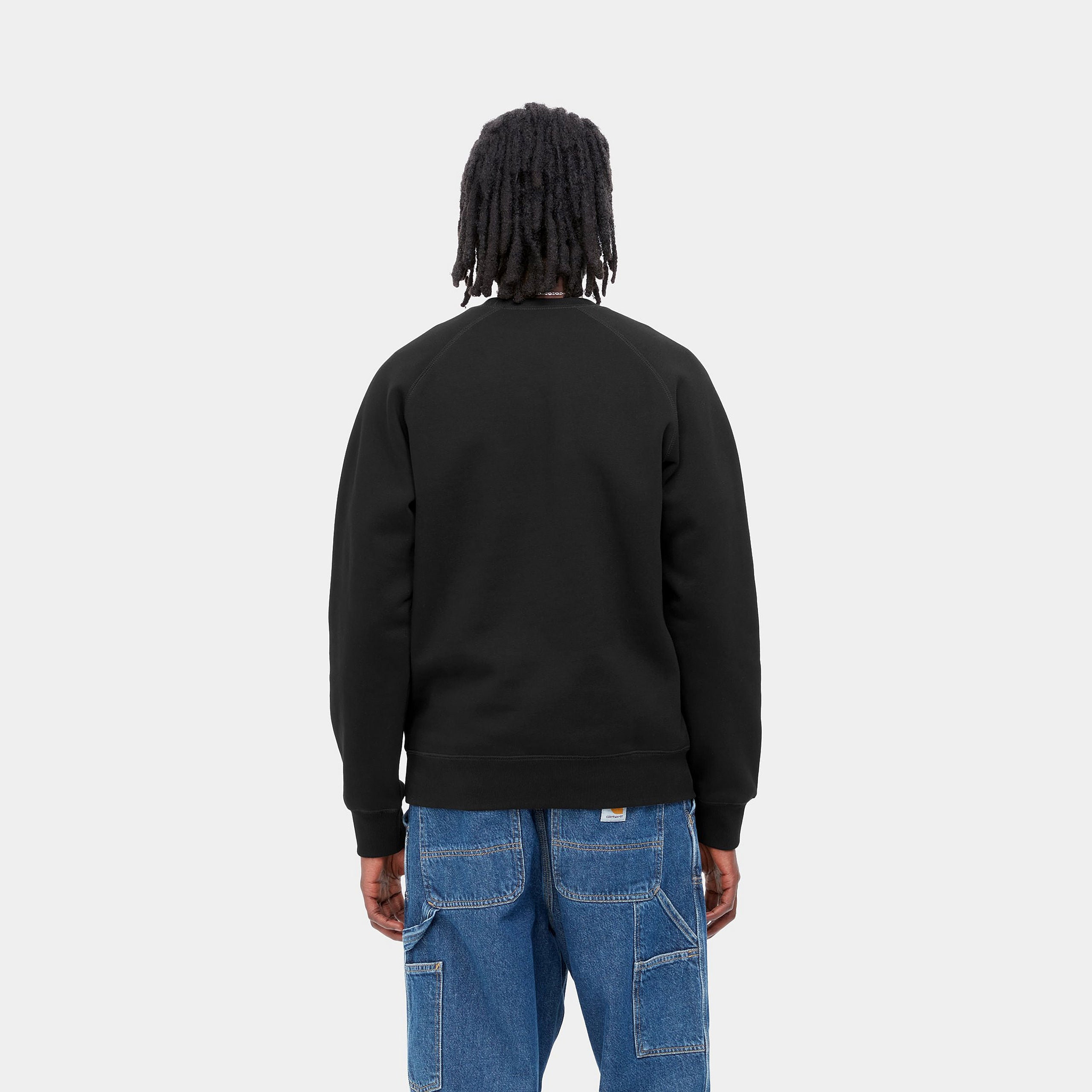 "Carhartt WIP Chase Crewneck Sweatshirt in Schwarz mit goldenem Logo-Stick am Ärmel, Regular Fit Ansicht bei Stickabush Berlin.“