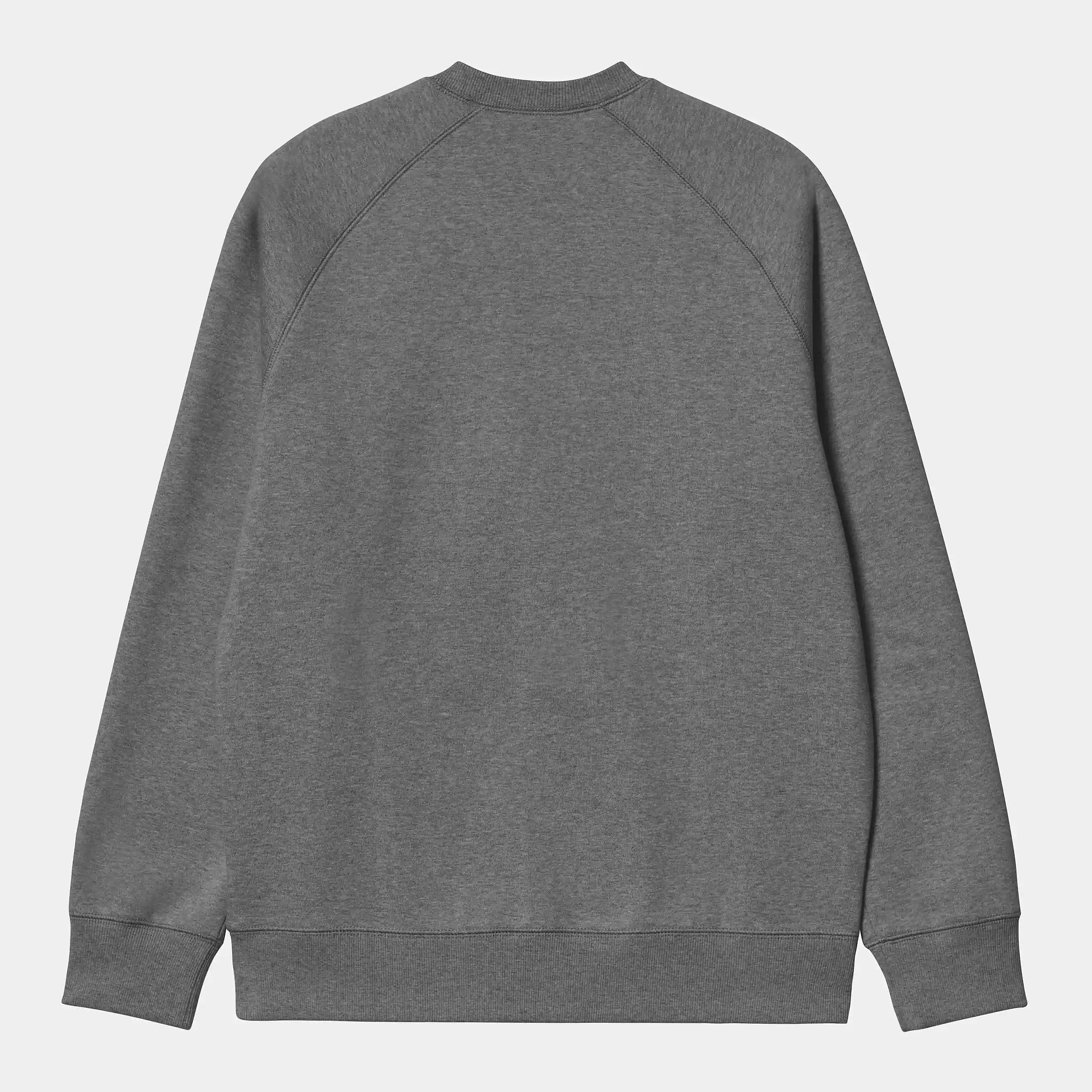 „Dunkelgrau melierter Carhartt WIP Chase Sweater aus schwerer Baumwollmischung mit markantem C-Logo-Stitch am Ärmel – Rückansicht von Stickabush Berlin.“