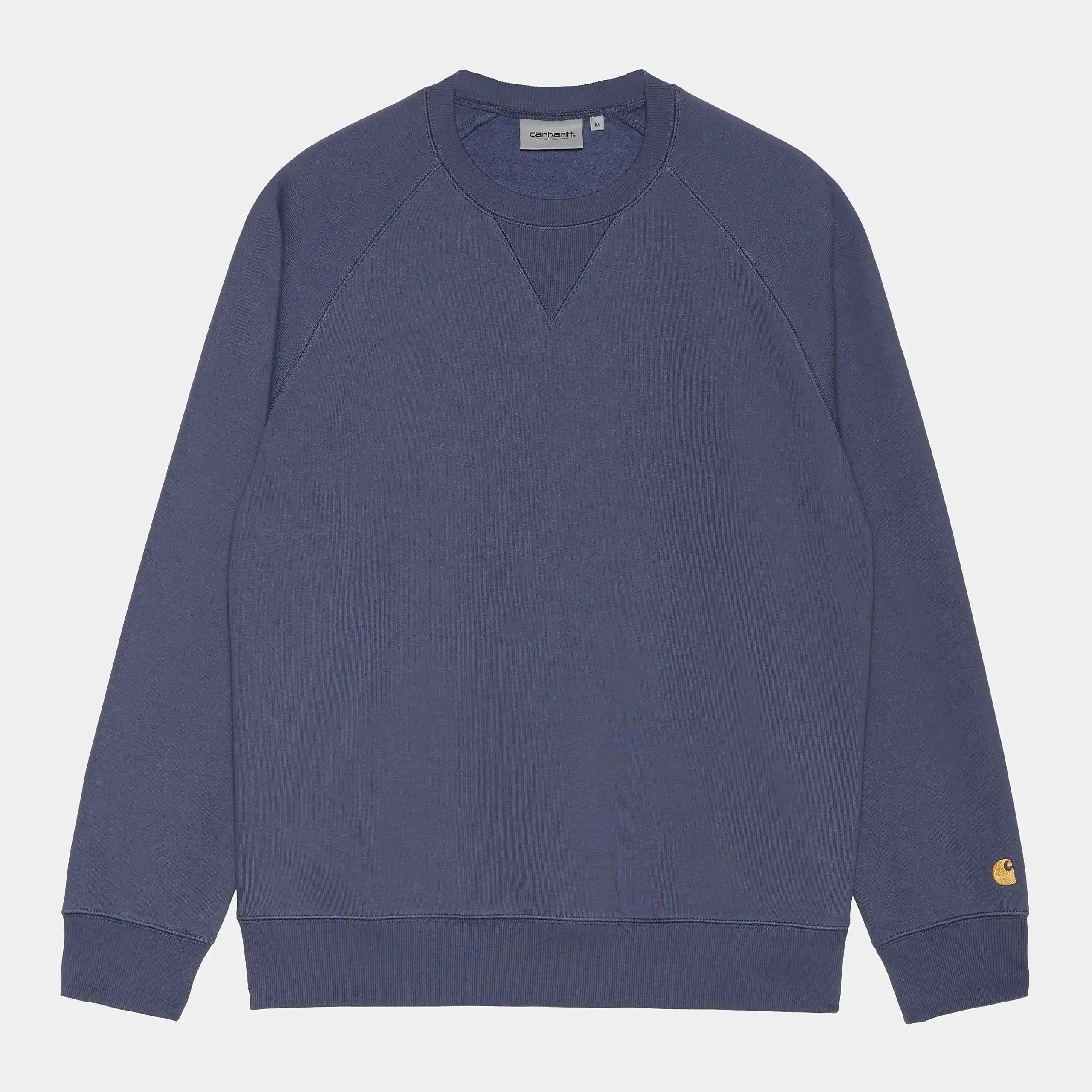 Carhartt WIP Chase Sweatshirt – Cold Viola / Gold. Lila Sweatshirt aus Baumwoll-Polyester-Mix, mit Rundhals und gesticktem goldenem Carhartt WIP Logo am Ärmel.