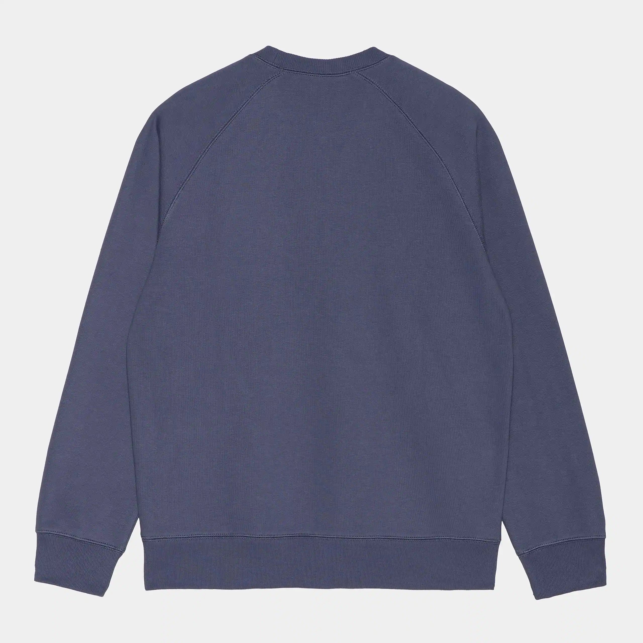 Carhartt WIP Chase Sweatshirt – Cold Viola / Gold. Lila Sweatshirt aus Baumwoll-Polyester-Mix, mit Rundhals und gesticktem goldenem Carhartt WIP Logo am Ärmel.
