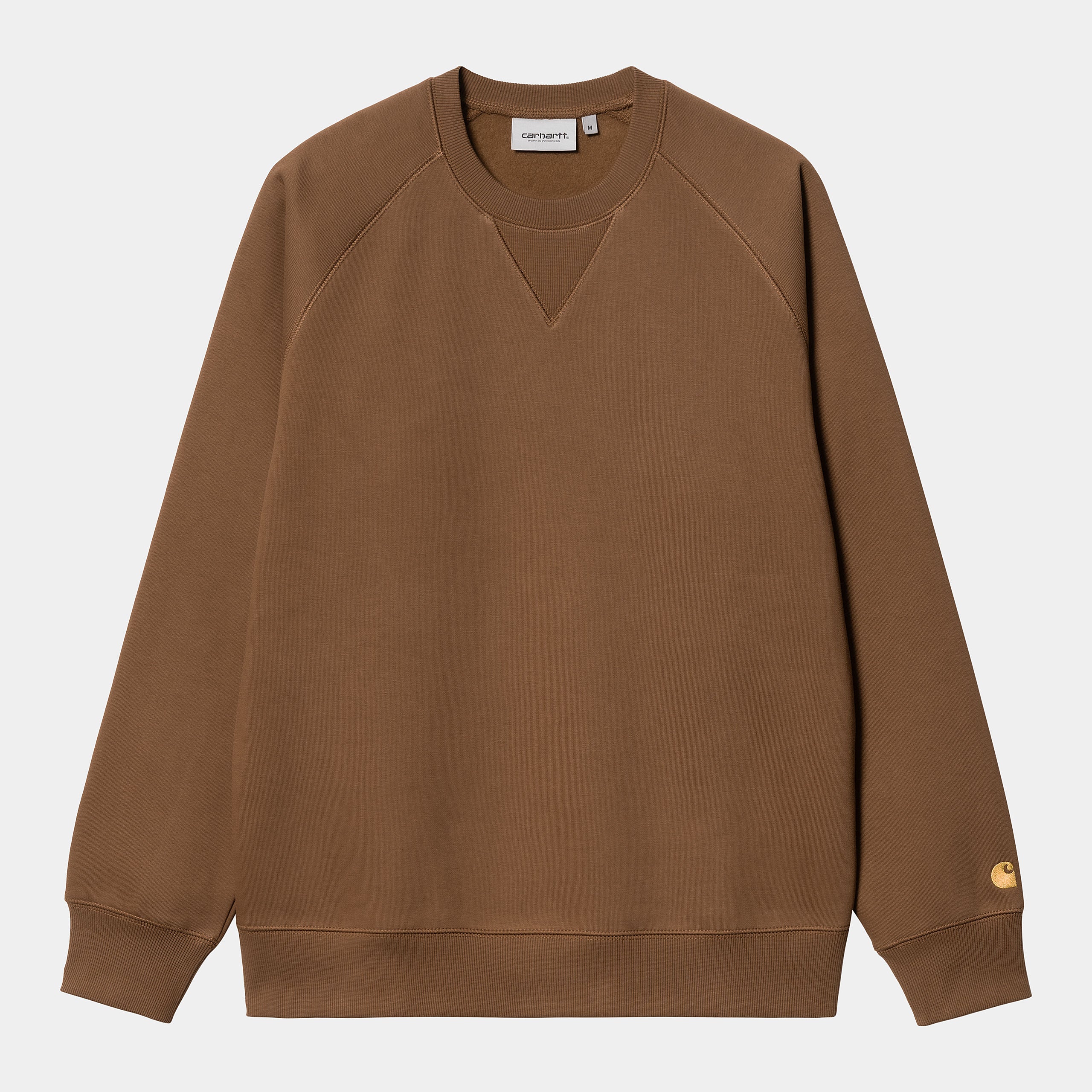 “Carhartt WIP Chase Sweatshirt in Tamarind / Gold, Pullover aus weichem Baumwollmix, Raglanärmel, elastischen Bund und goldener Logo-Stickerei.“