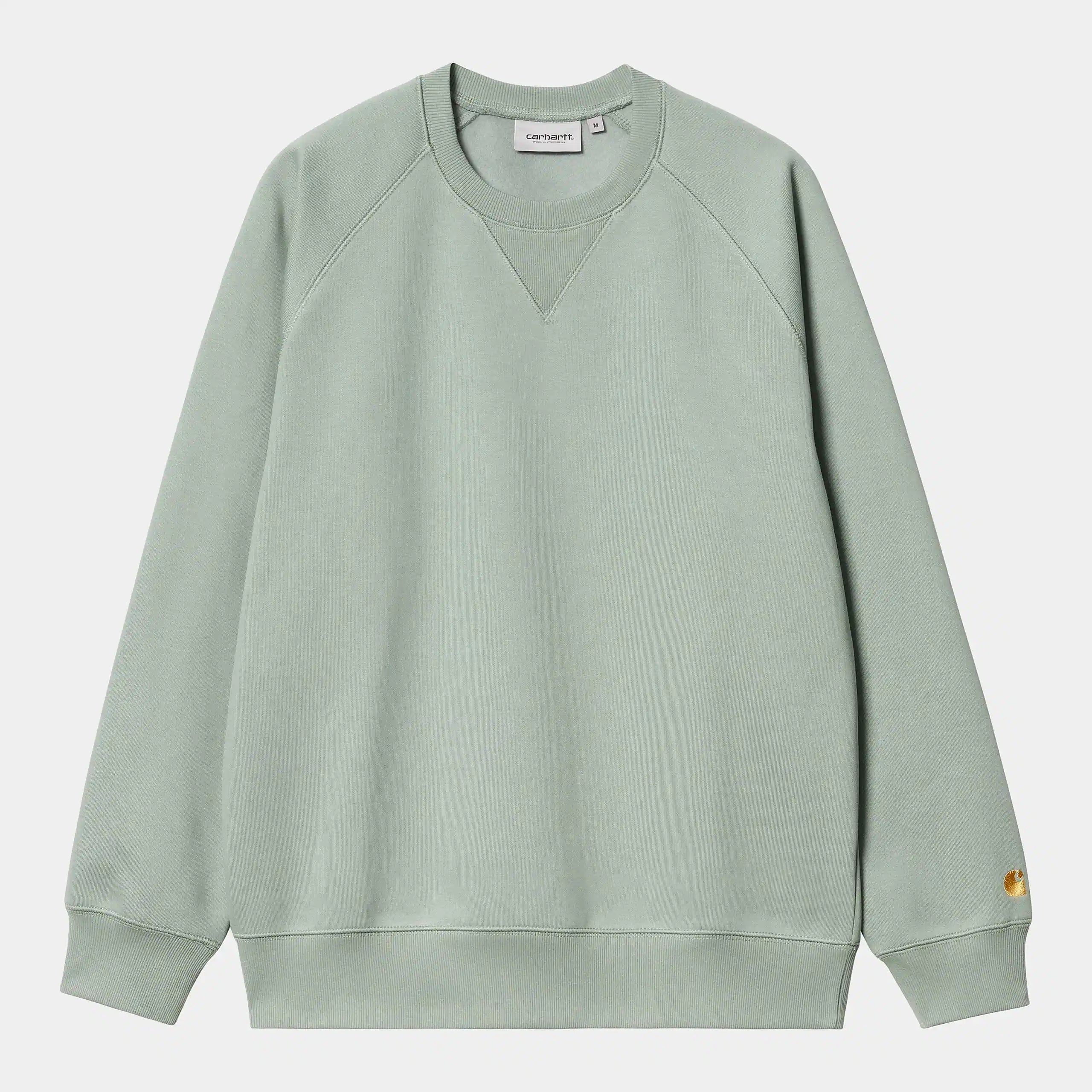 "Carhartt Chase Sweatshirt in Glassy Teal/Gold, Baumwollmischung, Raglanärmel, goldene Logo-Stickerei." 