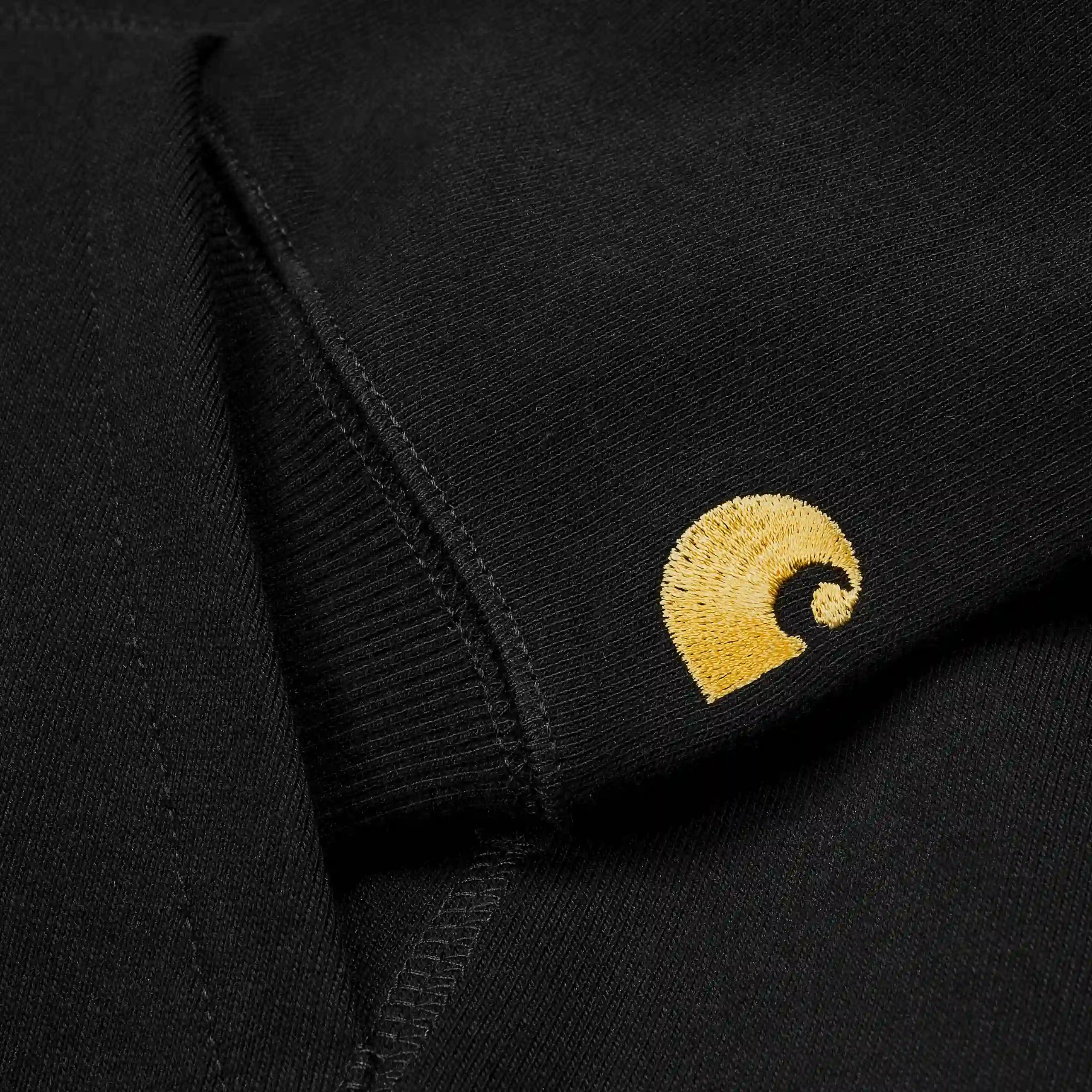 “Schwarzer Carhartt WIP Hooded Chase Sweat mit goldener "C"-Logo-Stickerei am Ärmel. Kapuzenpullover mit Kordelzug, Kängurutasche, gerippte Bündchen und Saum. Weicher Baumwollmix bei Stickabush.“