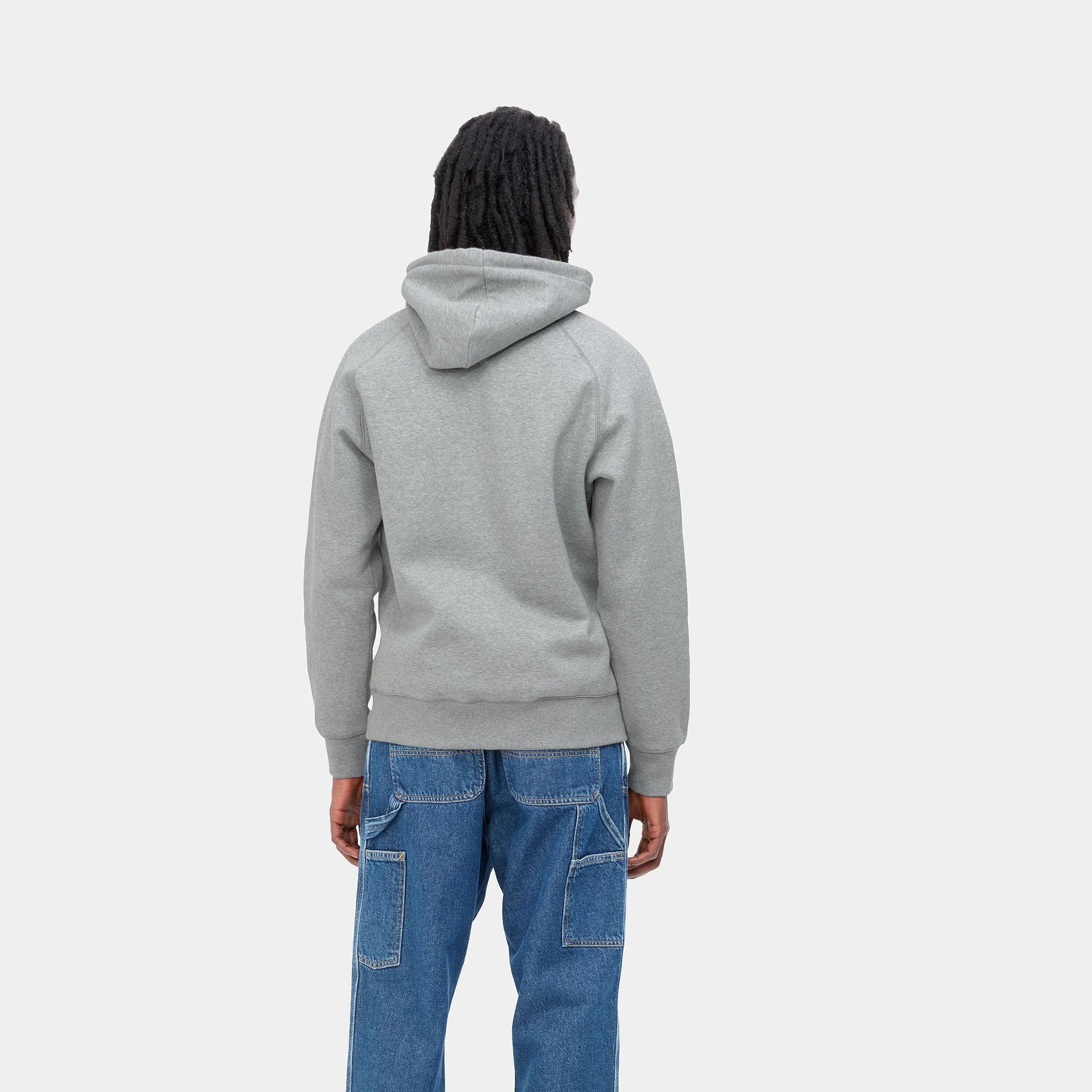 "Rückansicht am Model des Carhartt WIP Hooded Chase Sweat Grey Heather im Regular Fit mit Raglanärmeln"