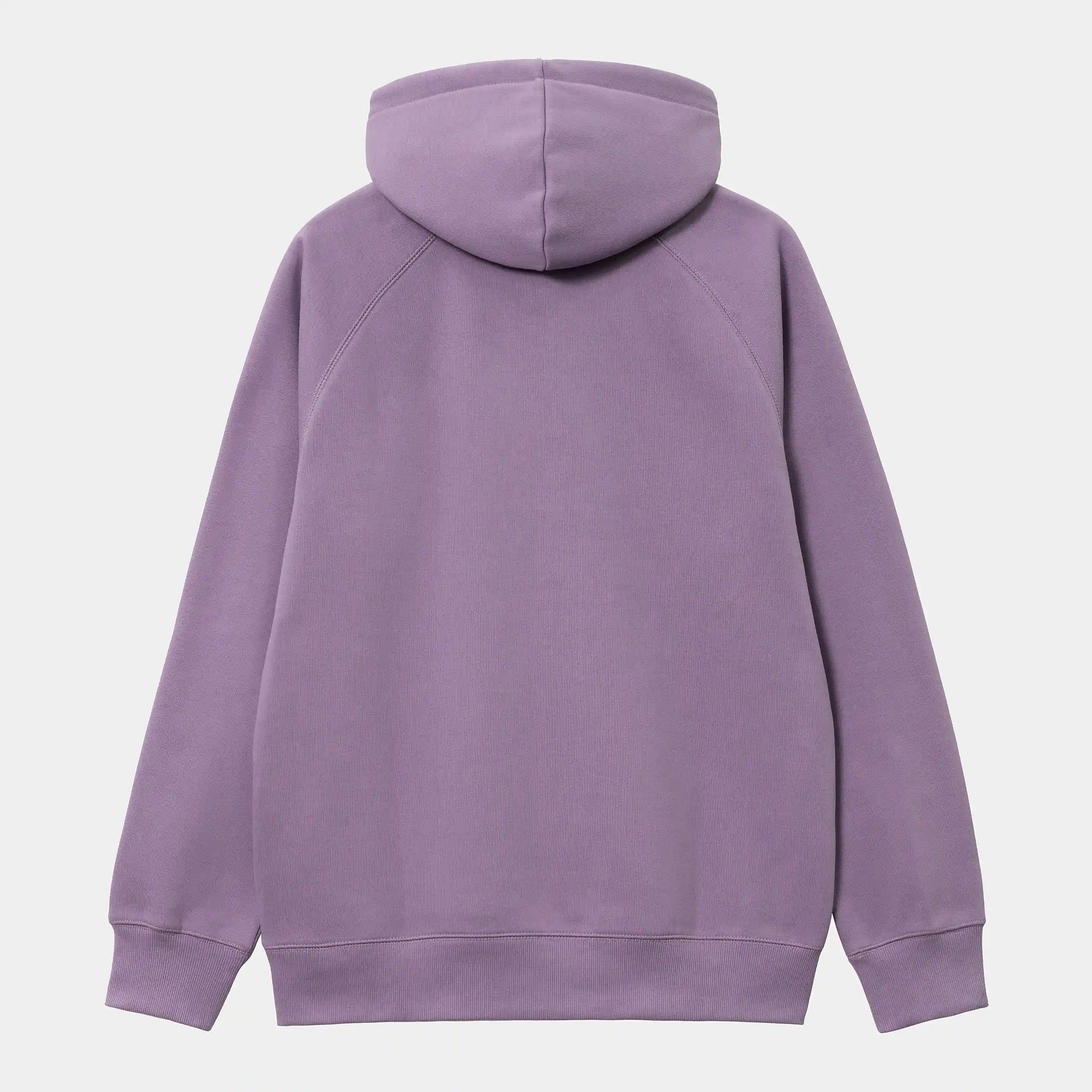 „Carhartt WIP Chase Hoodie - Violanda / Gold. Lila Kapuzenpullover aus Baumwoll-Jersey, mit Kängurutasche, Bündchen und gesticktem Carhartt Logo am Ärmel bei Stickabush Berlin.“