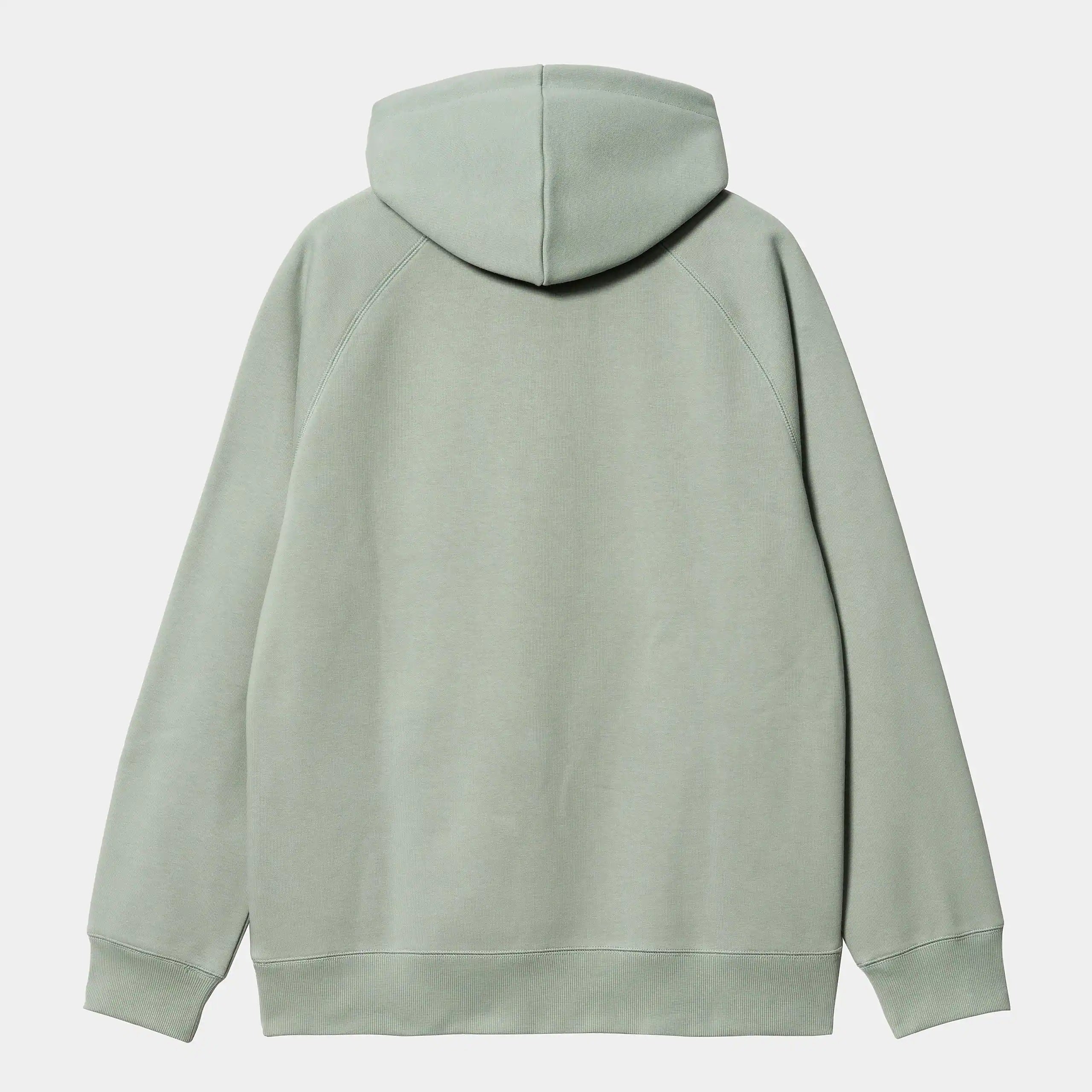 „Pastellgrüner Carhartt WIP Chase Hoodie (Glassy Teal) mit Kapuze, Kängurutasche und goldenem Logo-Stick am Ärmel bei Stickabush Berlin."