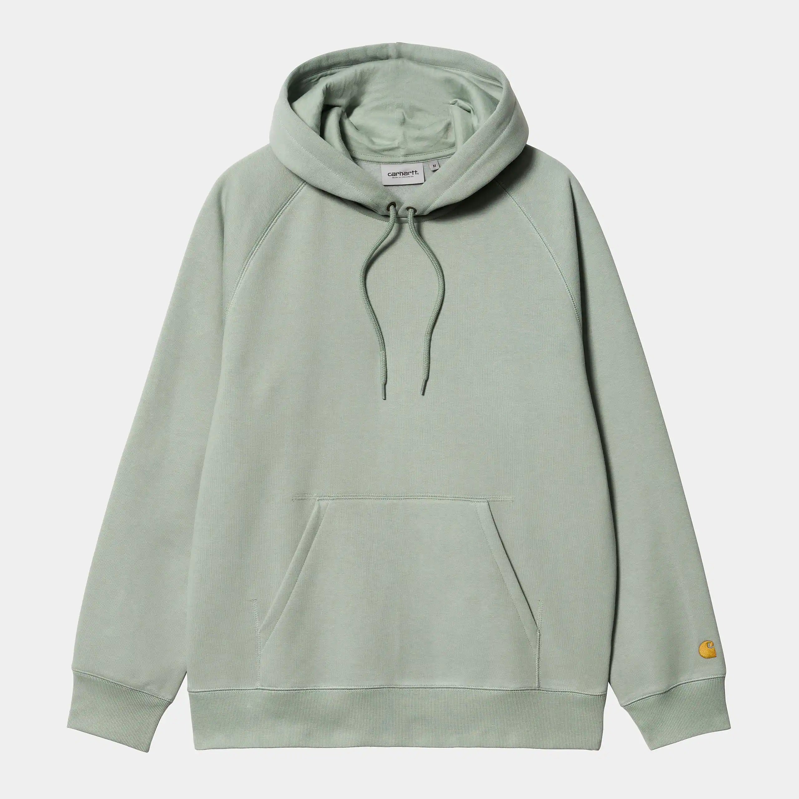 „Pastellgrüner Carhartt WIP Chase Hoodie (Glassy Teal) mit Kapuze, Kängurutasche und goldenem Logo-Stick am Ärmel bei Stickabush Berlin."