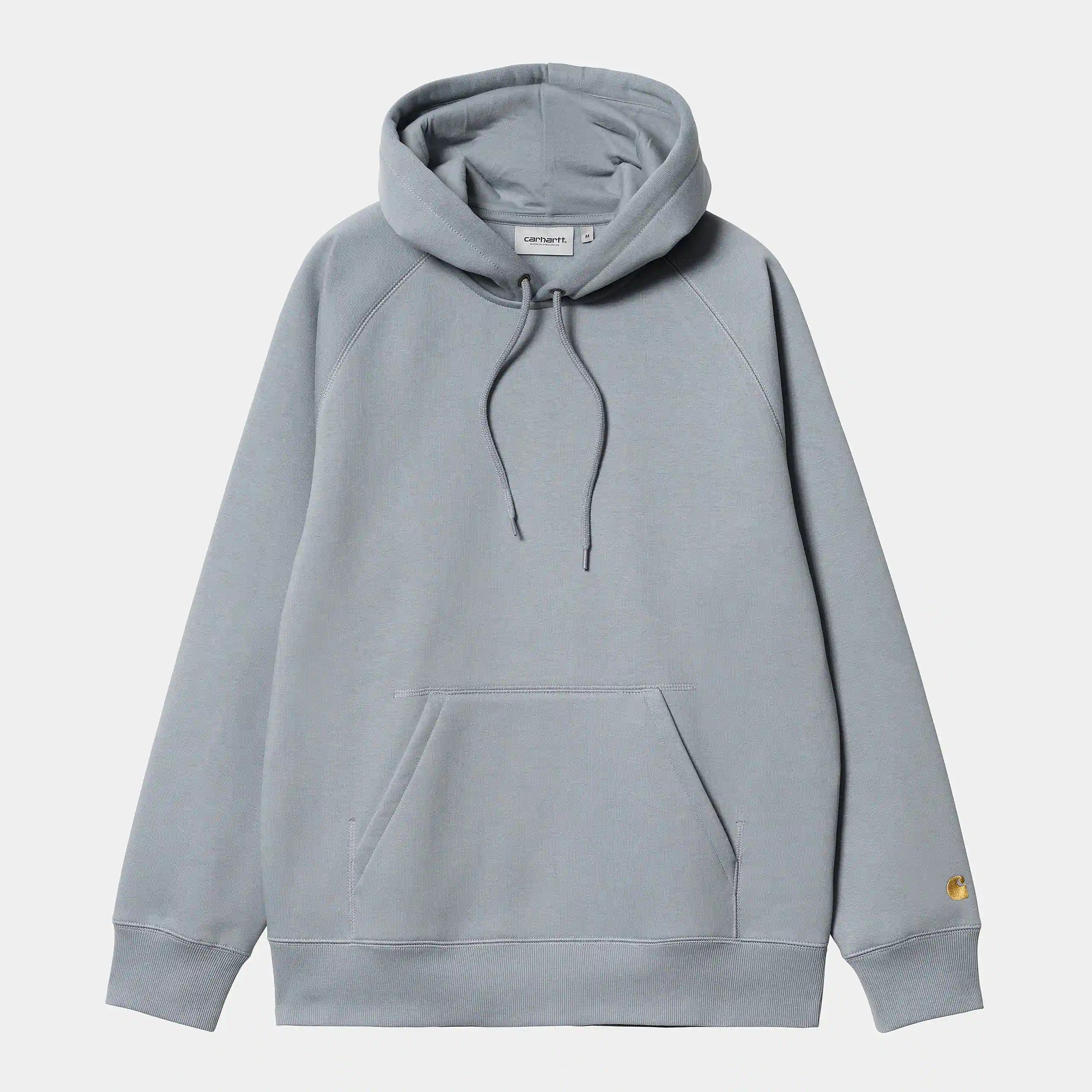 „Carhartt WIP Hooded Chase Sweatshirt in Mirror (Graublau) – aus weichem Baumwollmix, Hoodie mit Kapuze, Kängurutasche und goldener Logo-Stickerei bei Stickabush Berlin.“