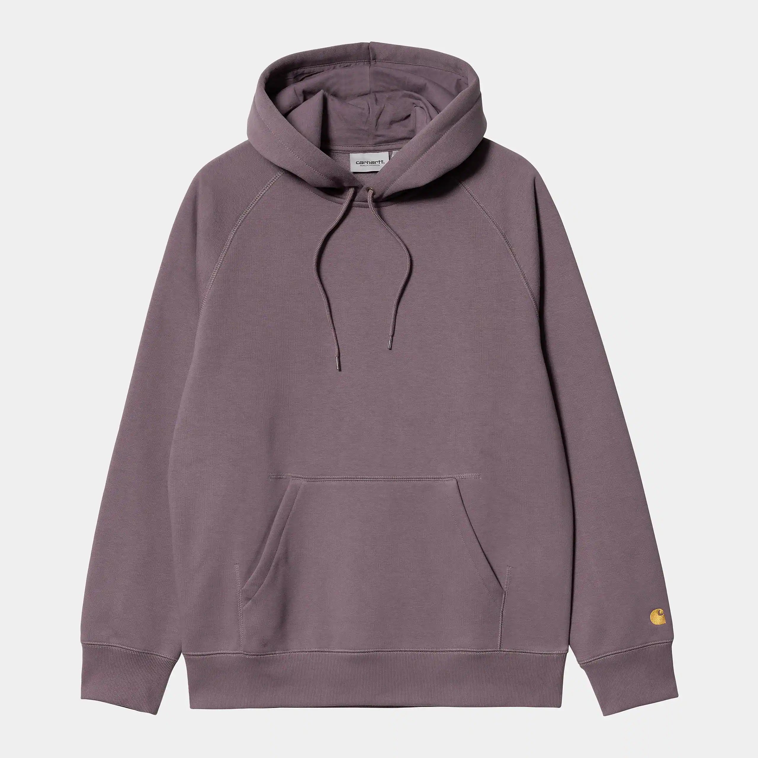 "Carhartt WIP Hooded Chase Sweat – Misty Thistle. Lila Hoodie aus Baumwoll-Polyester-Mix, mit Kapuze, Kängurutasche und gesticktem, goldenem Carhartt WIP Logo am Ärmel." 