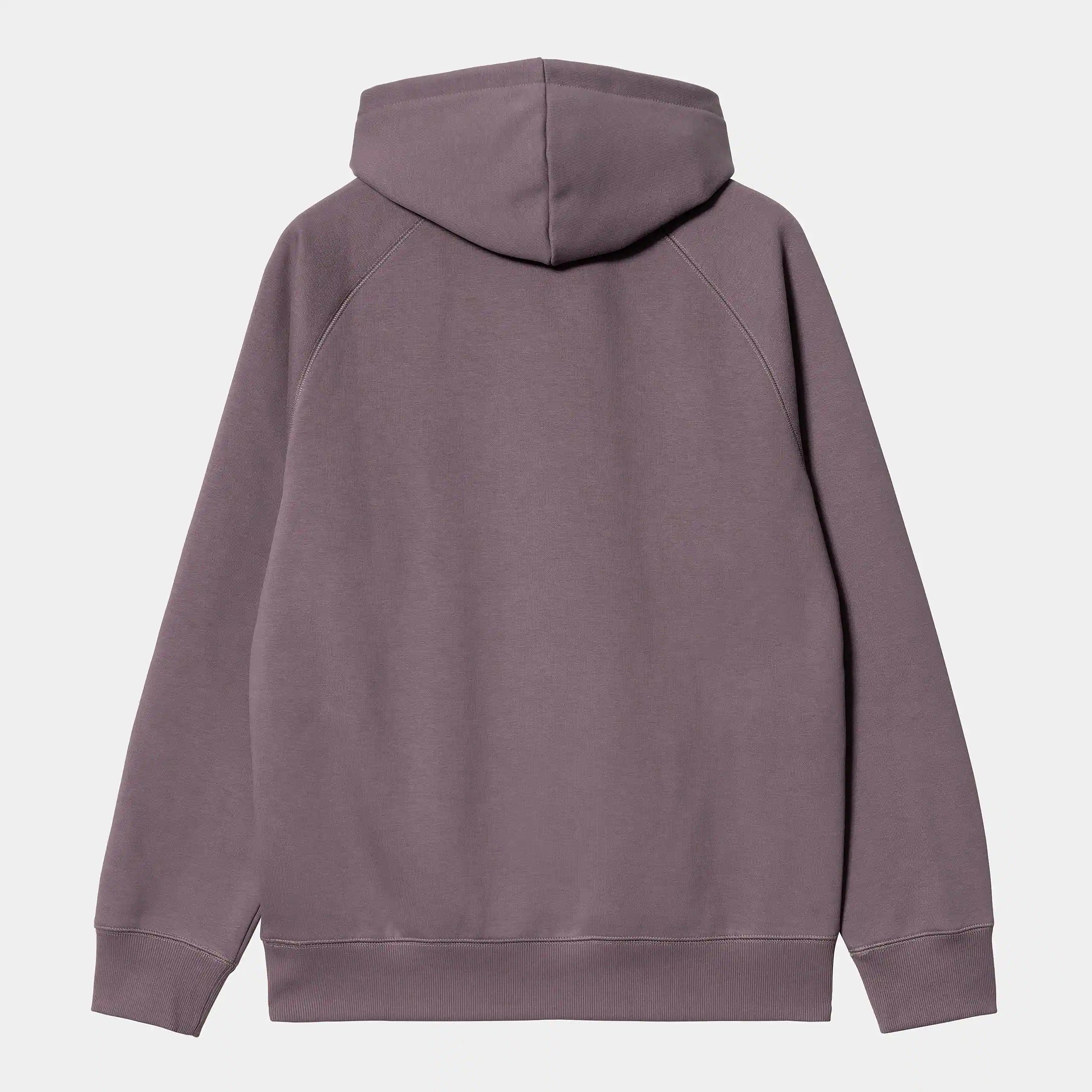 "Carhartt WIP Hooded Chase Sweat – Misty Thistle. Lila Hoodie aus Baumwoll-Polyester-Mix, mit Kapuze, Kängurutasche und gesticktem, goldenem Carhartt WIP Logo am Ärmel." 