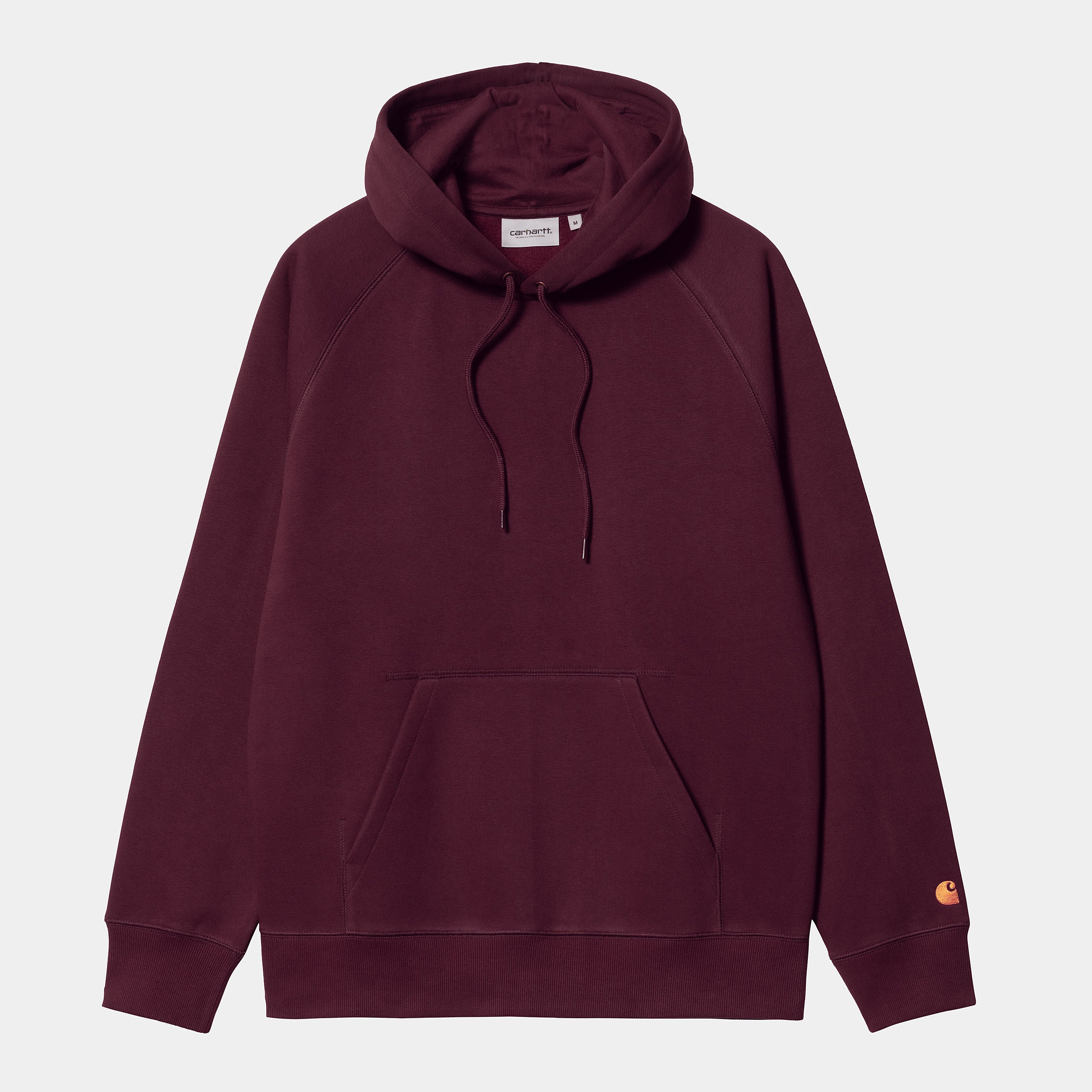 “Carhartt WIP Hooded Chase Sweatshirt in Weinrot / Gold, aus weichem Baumwollmix, Hoodie mit Kapuze, Kängurutasche und goldener Logo-Stickerei.“
