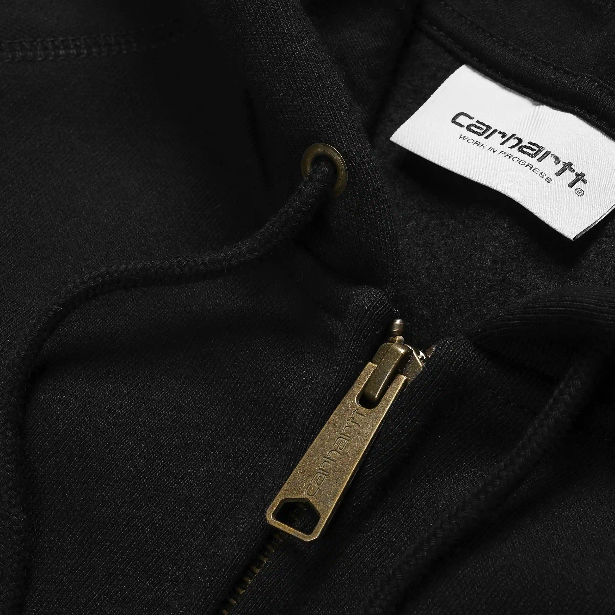 "Schwarzer Carhartt WIP Chase Zip Hoodie mit durchgehendem Reißverschluss und goldener Logo-Stickerei am Ärmel bei Stickabush Berlin.“