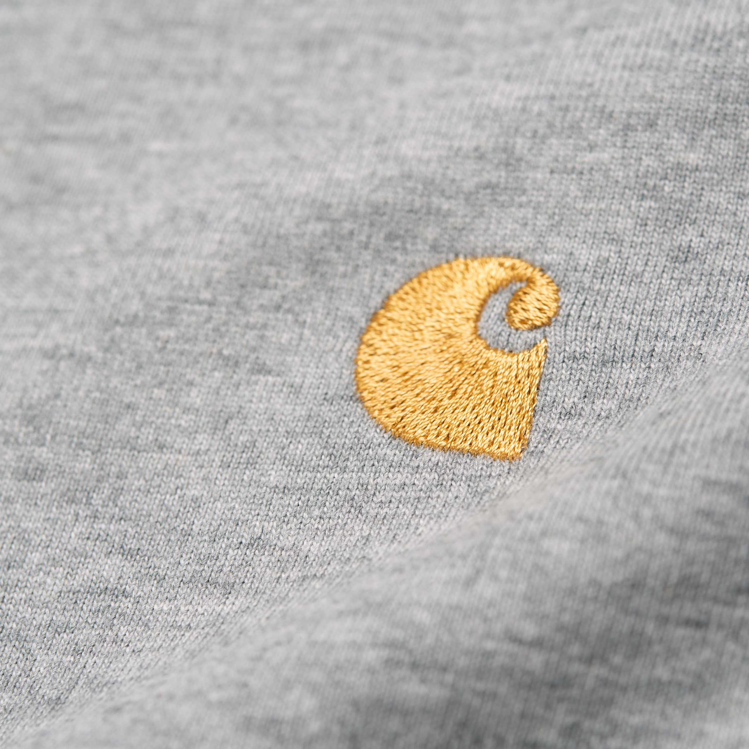 "Carhartt Chase T-Shirt in Grau meliert/Gold, Baumwollmischung, Kurzarm, goldene Logo-Stickerei."