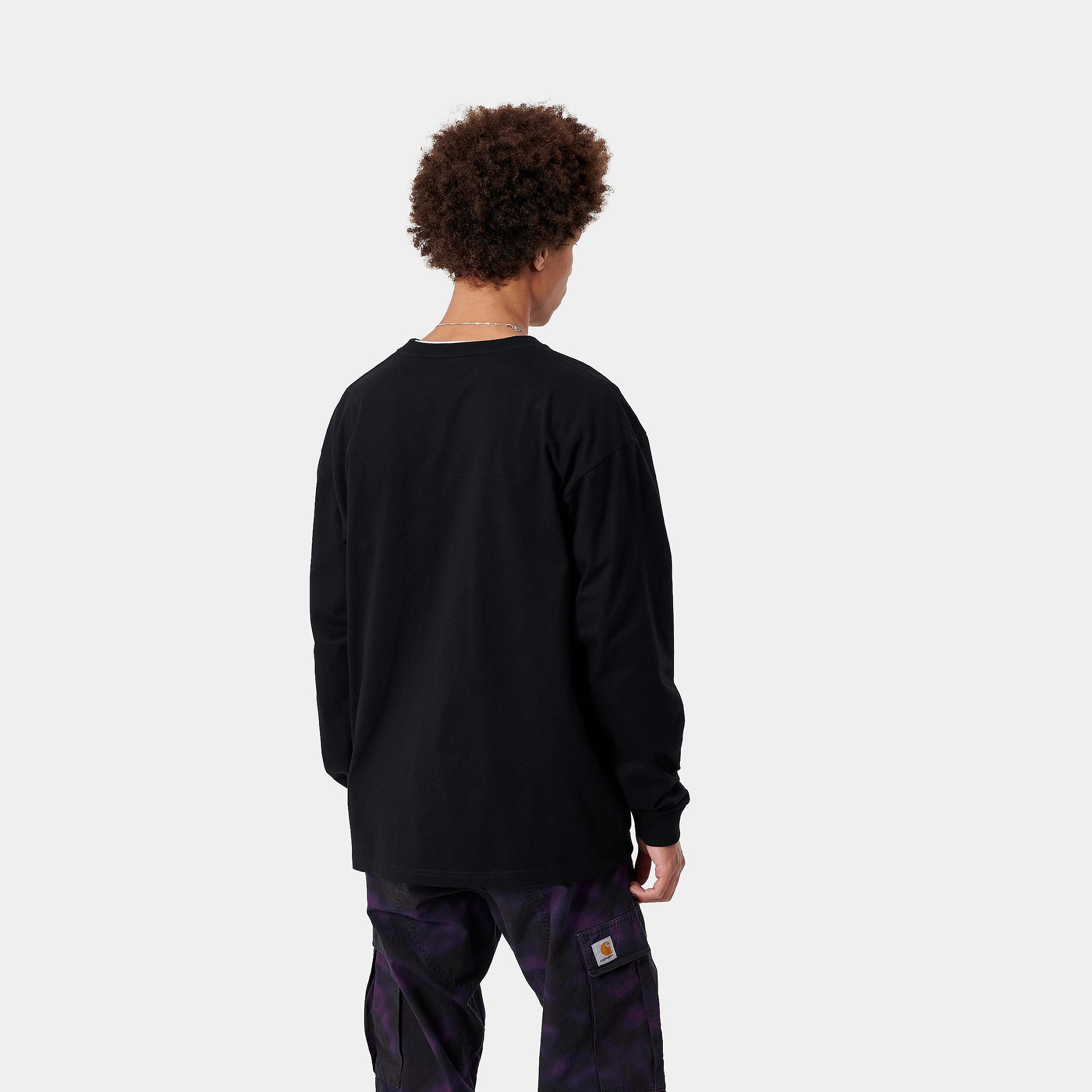 “Carhartt WIP L/S Chase T-Shirt – Black / Gold. Schwarzes Langarmshirt aus Baumwoll-Jersey, mit Raglanärmeln und gesticktem Carhartt WIP Logo in Gold am Ärmel erhältlich bei Stickabush Berlin.“