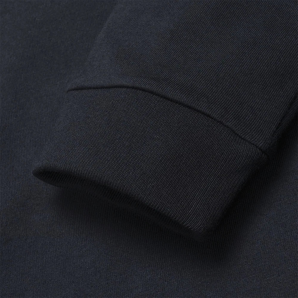 "Carhartt WIP L/S Chase T-Shirt – Dark Navy / Gold. Dunkelblaues Langarmshirt aus Baumwoll-Jersey, mit Rundhals und gesticktem, goldenem Carhartt WIP Logo am Ärmel."