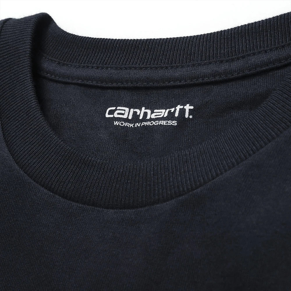"Carhartt WIP L/S Chase T-Shirt – Dark Navy / Gold. Dunkelblaues Langarmshirt aus Baumwoll-Jersey, mit Rundhals und gesticktem, goldenem Carhartt WIP Logo am Ärmel."