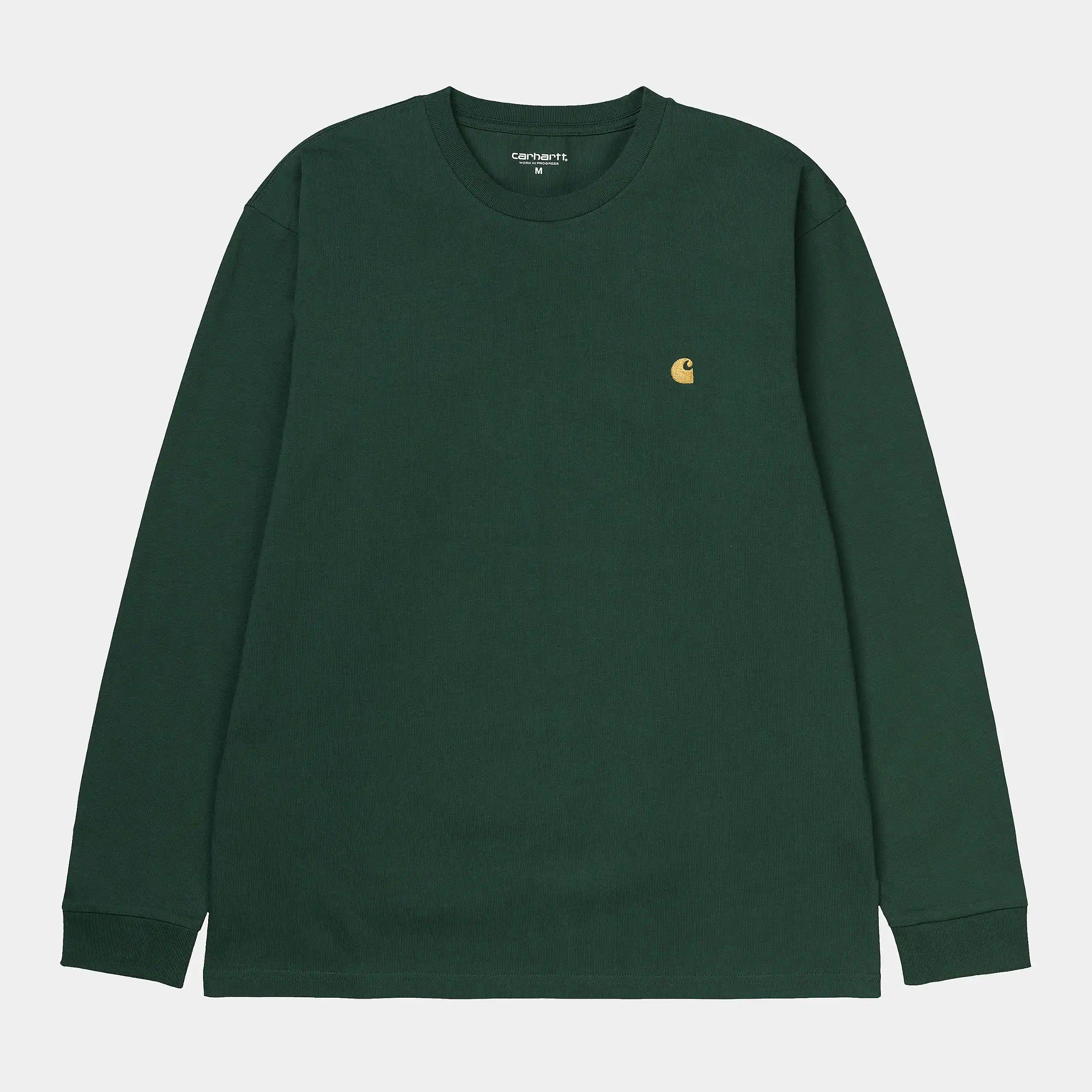 “Carhartt WIP L/S Chase T-Shirt – Treehouse / Gold. Grünes Langarmshirt aus Baumwoll-Jersey, mit Rundhals und gesticktem, goldenem Carhartt WIP Logo am Ärmel.“
