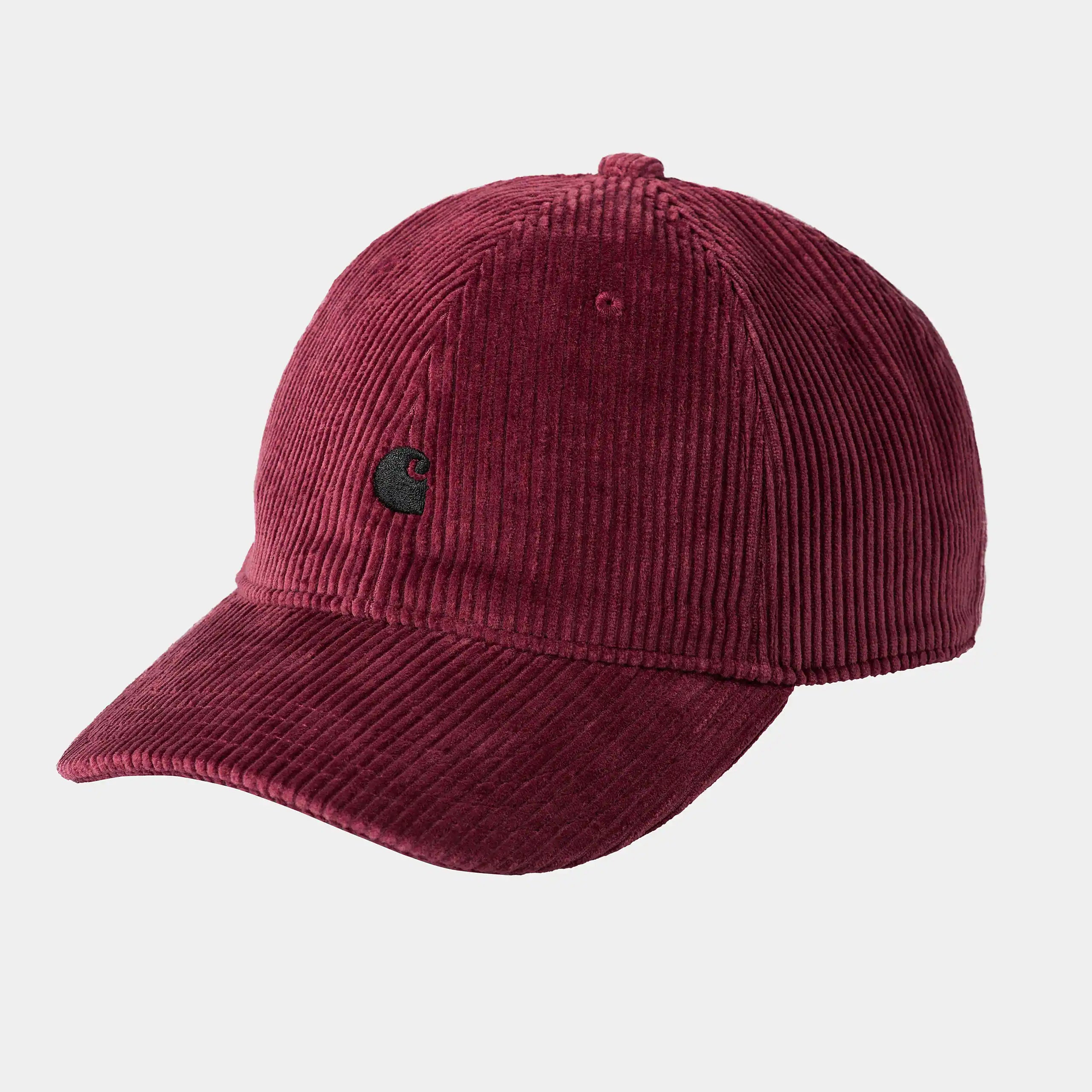 Carhartt WIP Harlem Cap – Corvina / Black. Weinrote Baseballkappe aus Baumwoll-Twill, mit gebogenem Schirm und gesticktem, schwarzem Carhartt WIP Logo vorne.
