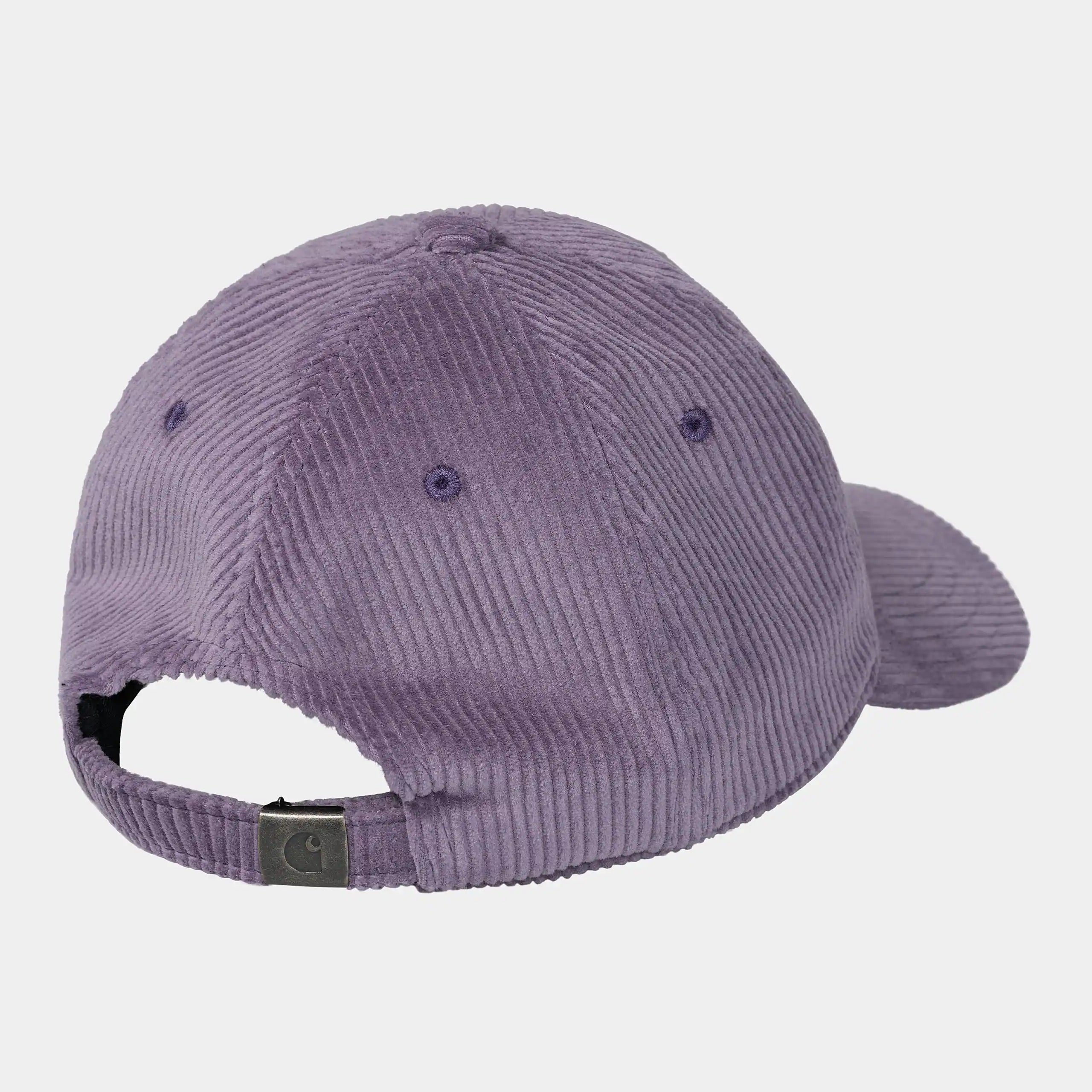 "Carhartt WIP Harlem Cap – Glassy Purple. Lila, unstrukturierte Baseball Cap aus Baumwoll-Cord, mit gebogenem Schirm, verstellbarem Riemen und gesticktem Carhartt WIP Logo.“