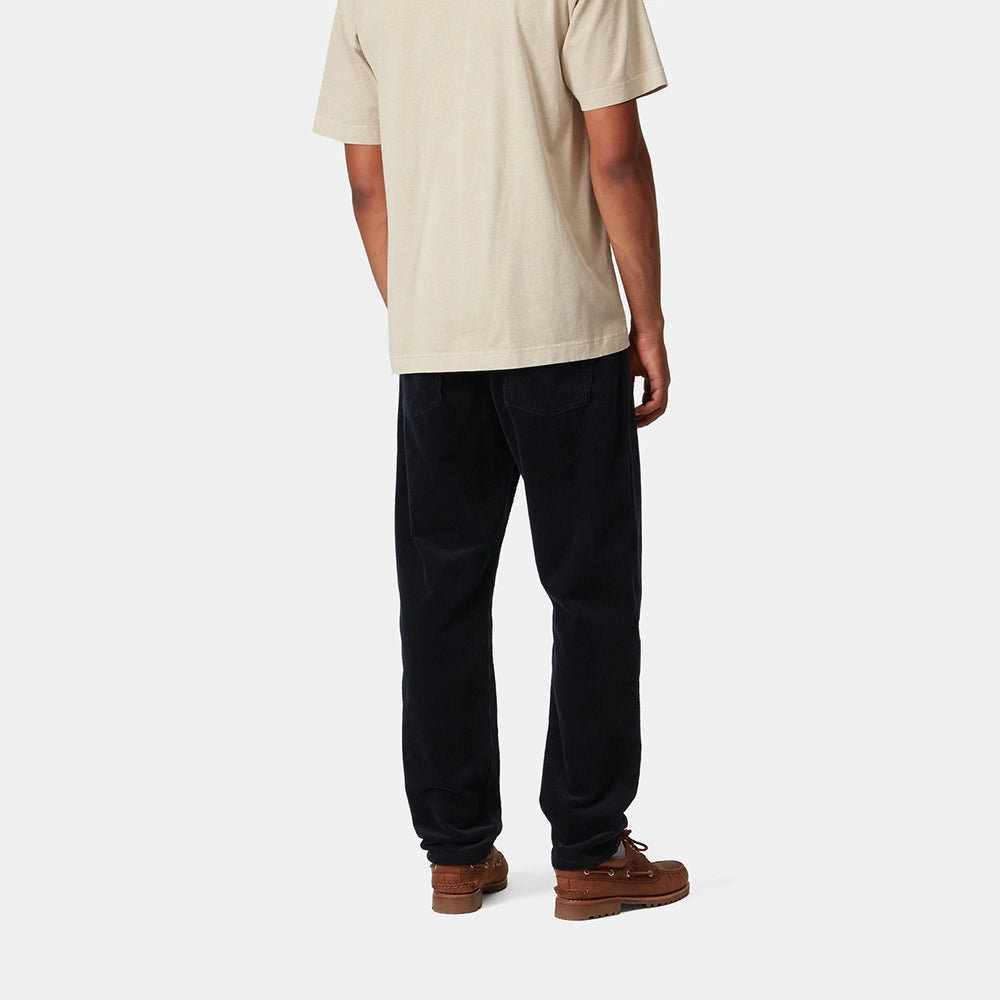 "Carhartt Newel Pant in Dunkelblau (Rinsed), Cordhose aus Baumwolle, lockere Passform, klassische Jeanshose in tiefem Marineblau bei Stickabush Berlin."