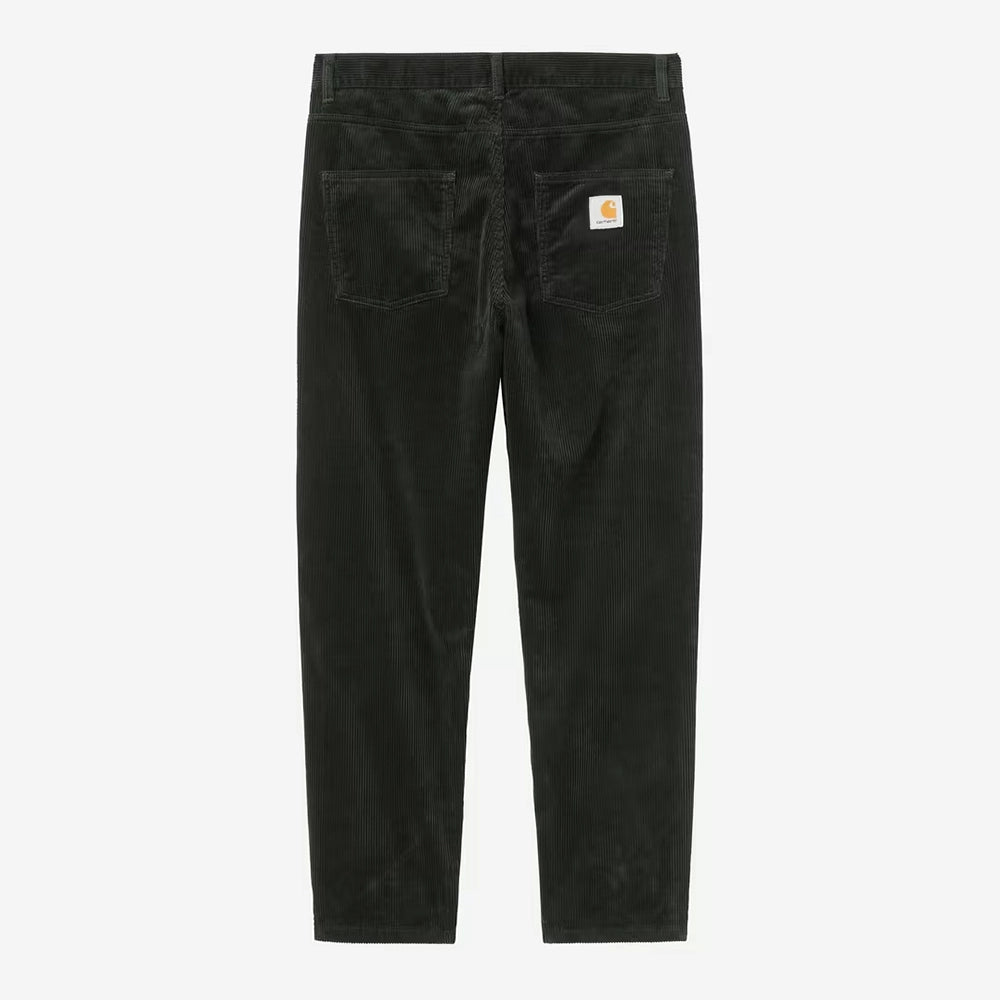 “Carhartt WIP Newel Pant aus feinem Cordstoff in Dunkelgrün (Raven) mit entspanntem Schnitt und dezentem Logo-Patch auf der Gesäßtasche jetzt bei STICKABUSH.“