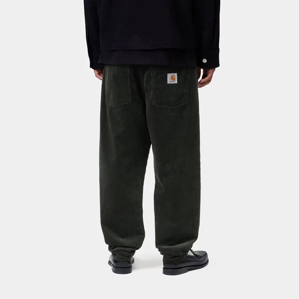 “Carhartt WIP Newel Pant aus feinem Cordstoff in Dunkelgrün (Raven) mit entspanntem Schnitt und dezentem Logo-Patch auf der Gesäßtasche jetzt bei STICKABUSH.“