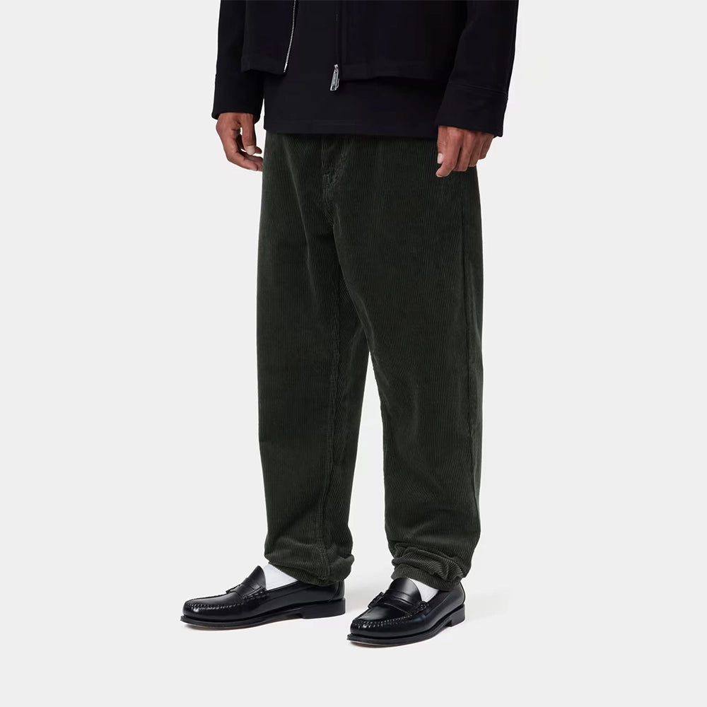 “Carhartt WIP Newel Pant aus feinem Cordstoff in Dunkelgrün (Raven) mit entspanntem Schnitt und dezentem Logo-Patch auf der Gesäßtasche jetzt bei STICKABUSH.“
