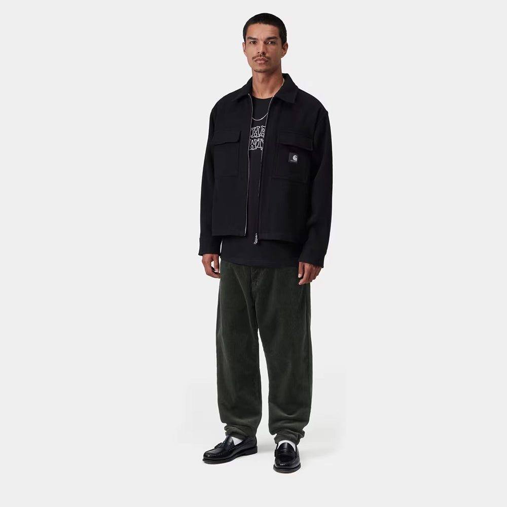 “Carhartt WIP Newel Pant aus feinem Cordstoff in Dunkelgrün (Raven) mit entspanntem Schnitt und dezentem Logo-Patch auf der Gesäßtasche jetzt bei STICKABUSH.“