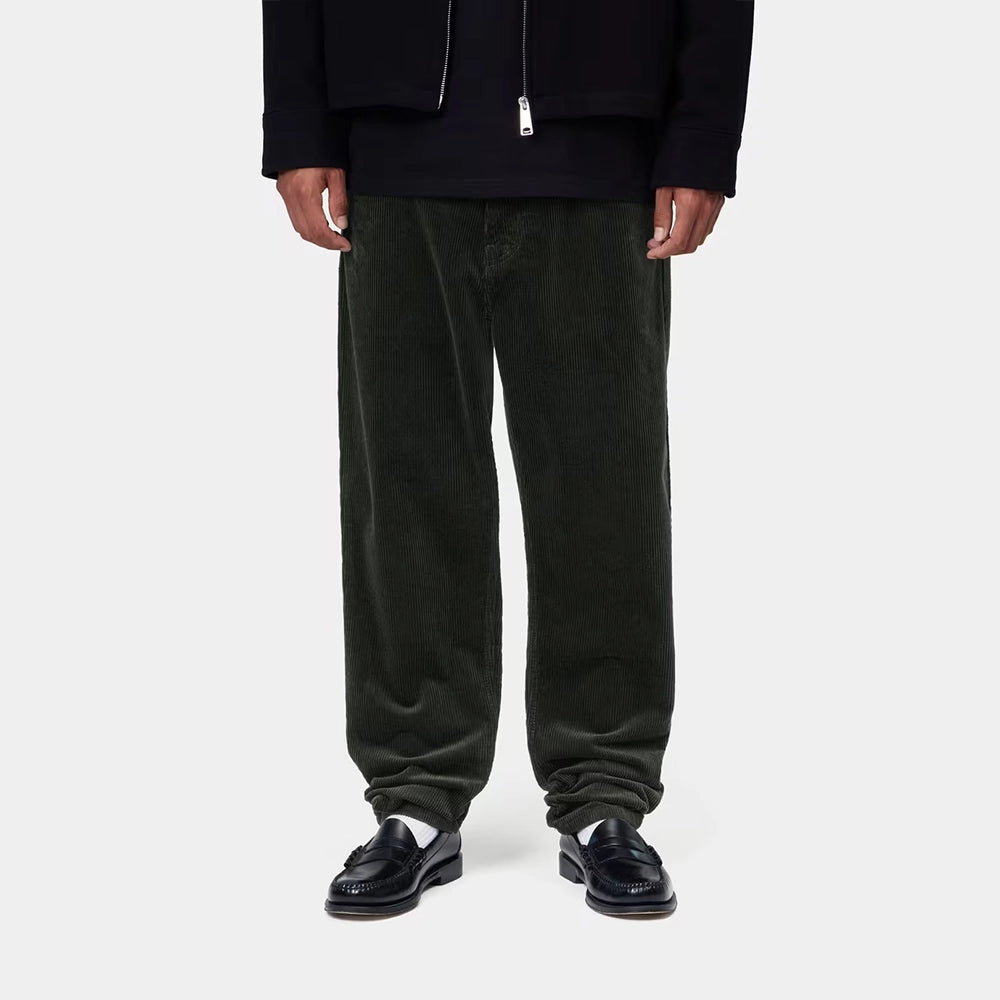 “Carhartt WIP Newel Pant aus feinem Cordstoff in Dunkelgrün (Raven) mit entspanntem Schnitt und dezentem Logo-Patch auf der Gesäßtasche jetzt bei STICKABUSH.“