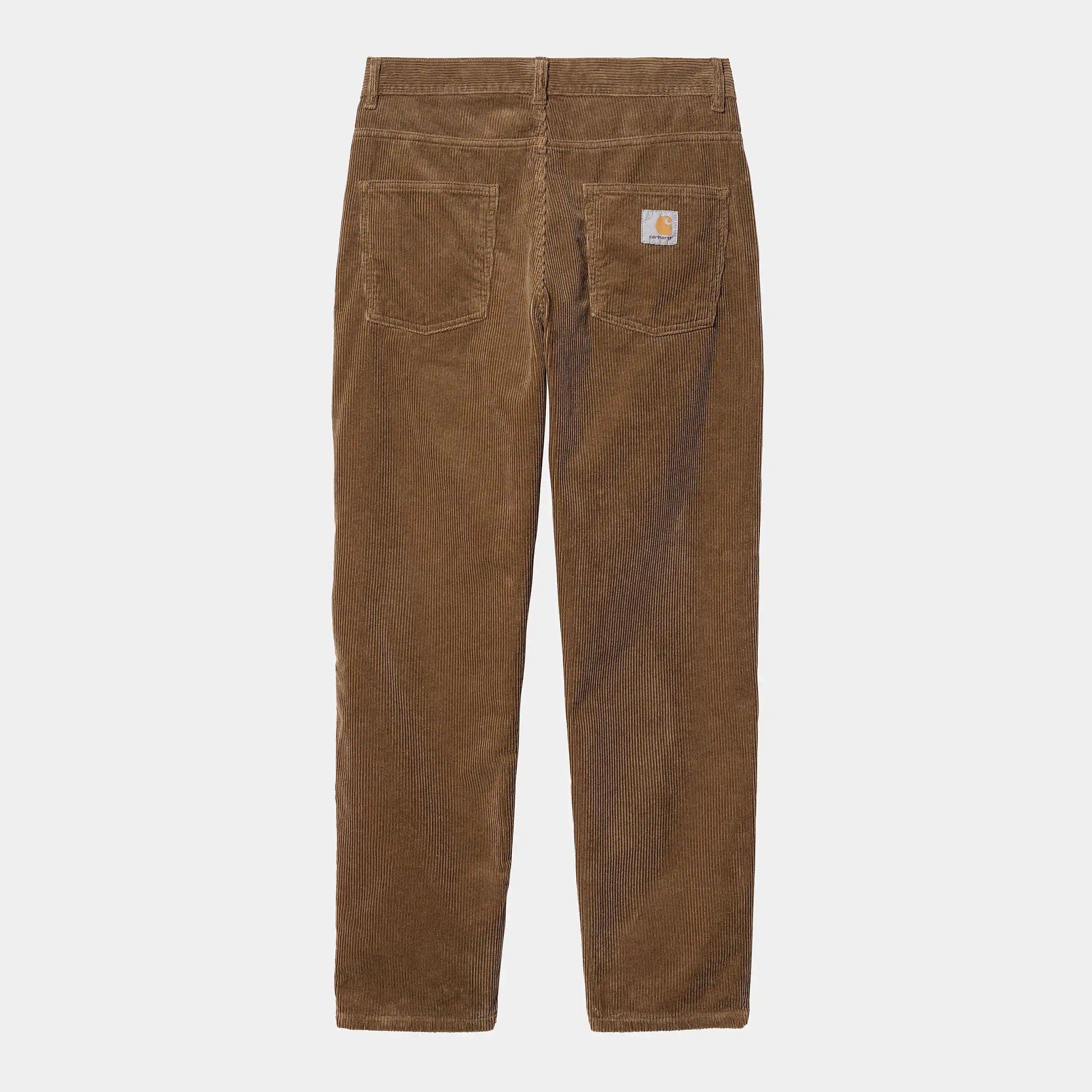Carhartt WIP Newel Pant – Tamarind (rinsed). Braune Jeans aus robustem Baumwolldenim, mit Loose Tapered Fit und gewebtem Carhartt WIP Logo am Gesäß.