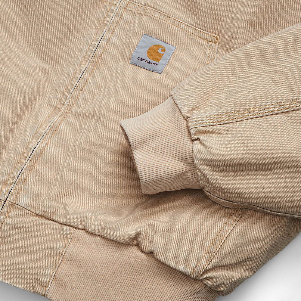 "Carhartt WIP OG Active Jacket in Dusty H Brown, aus robustem Duck Canvas, mit Kapuze, Reißverschluss und Bauchtaschen.“