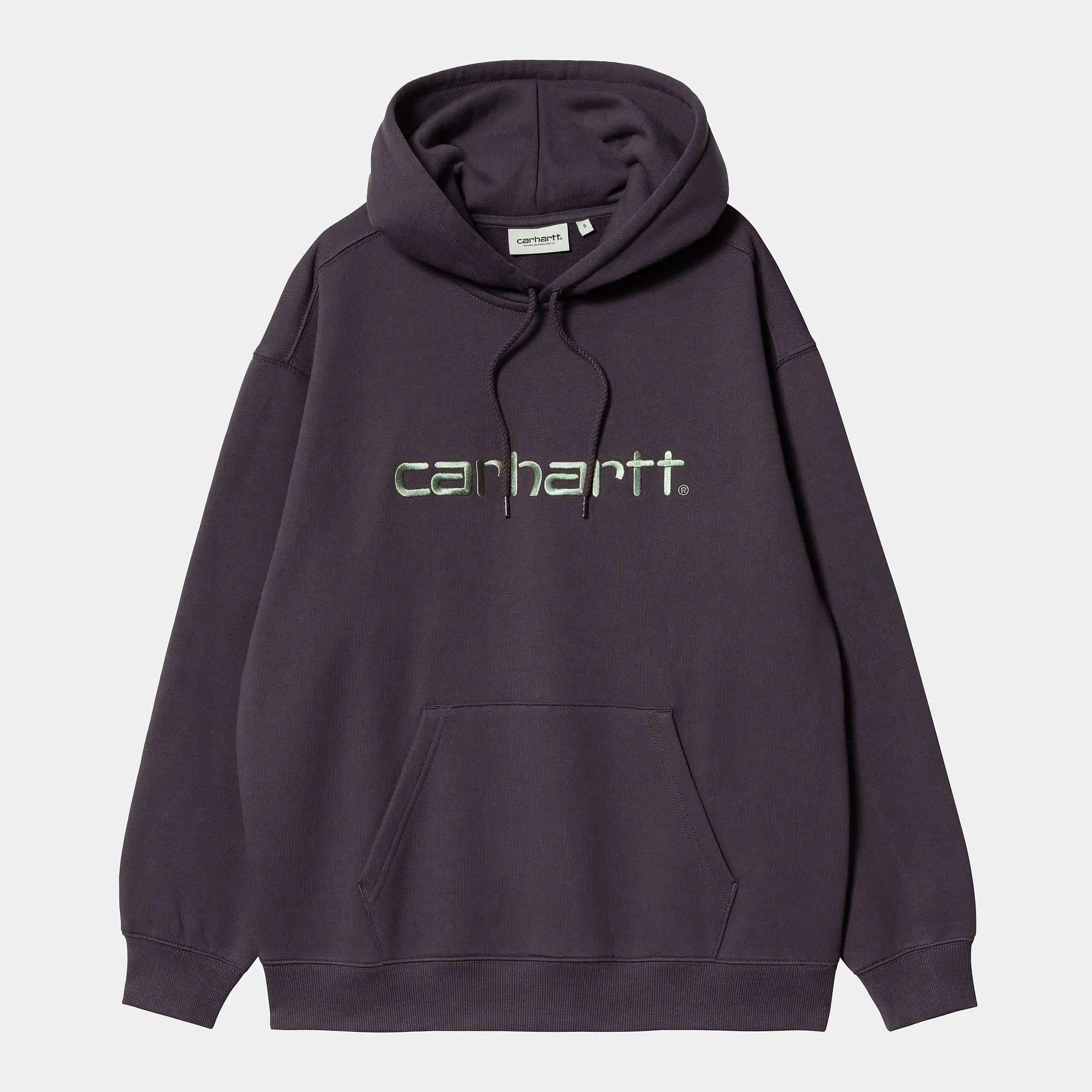 "Carhartt WIP W' Hooded Carhartt Sweatshirt – Artichoke / Misty Sage. Aubergine farbebner Damen-Hoodie aus einem Baumwollgemisch, mit Kapuze und grünem Carhartt WIP Logo-Print auf der Brust."