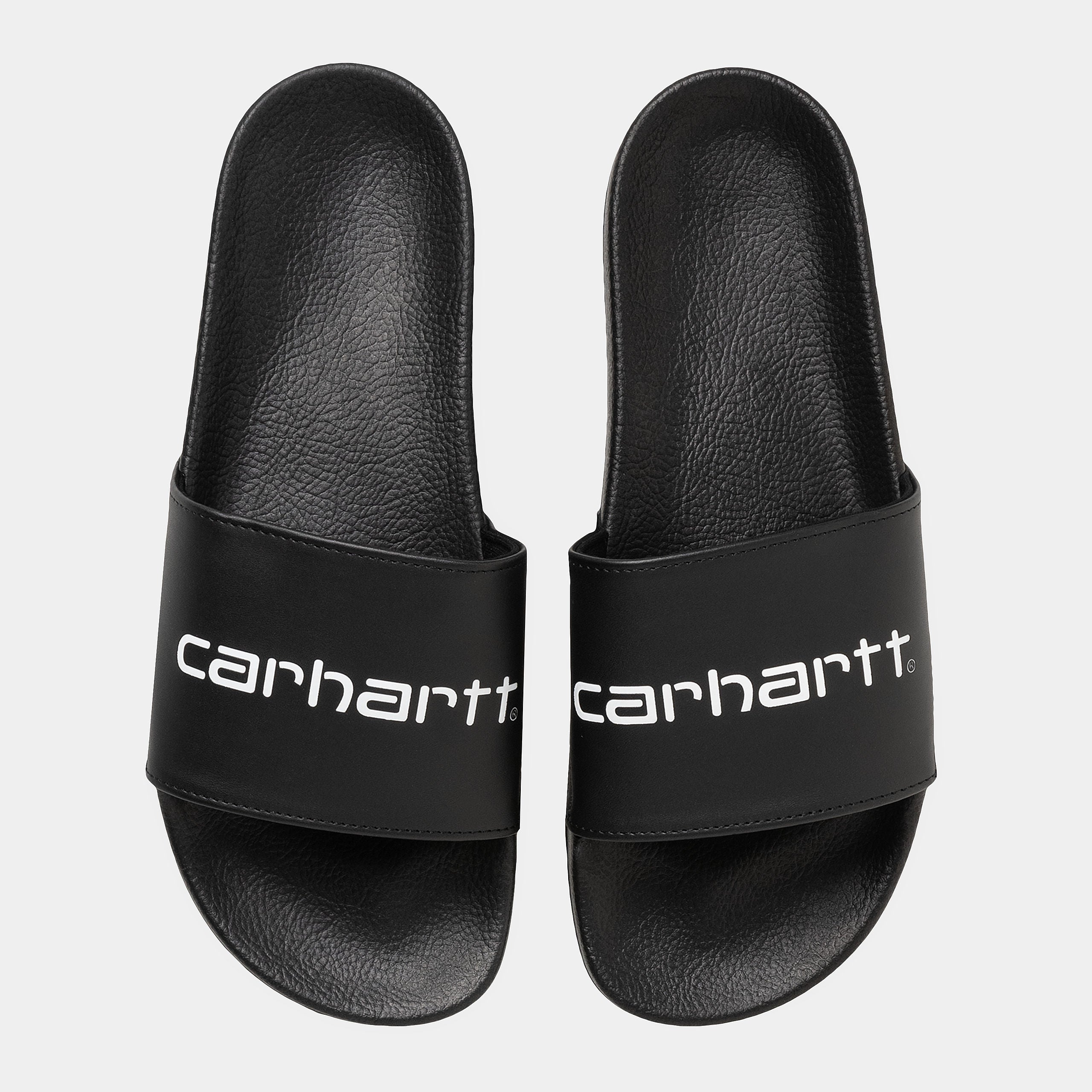 "Carhartt WIP Slippers in Schwarz/Weiß I034615_0D2_XX, aus weichem Material, mit gepolsterter Sohle und dezentem Logo-Detail auf dem Riemen."
