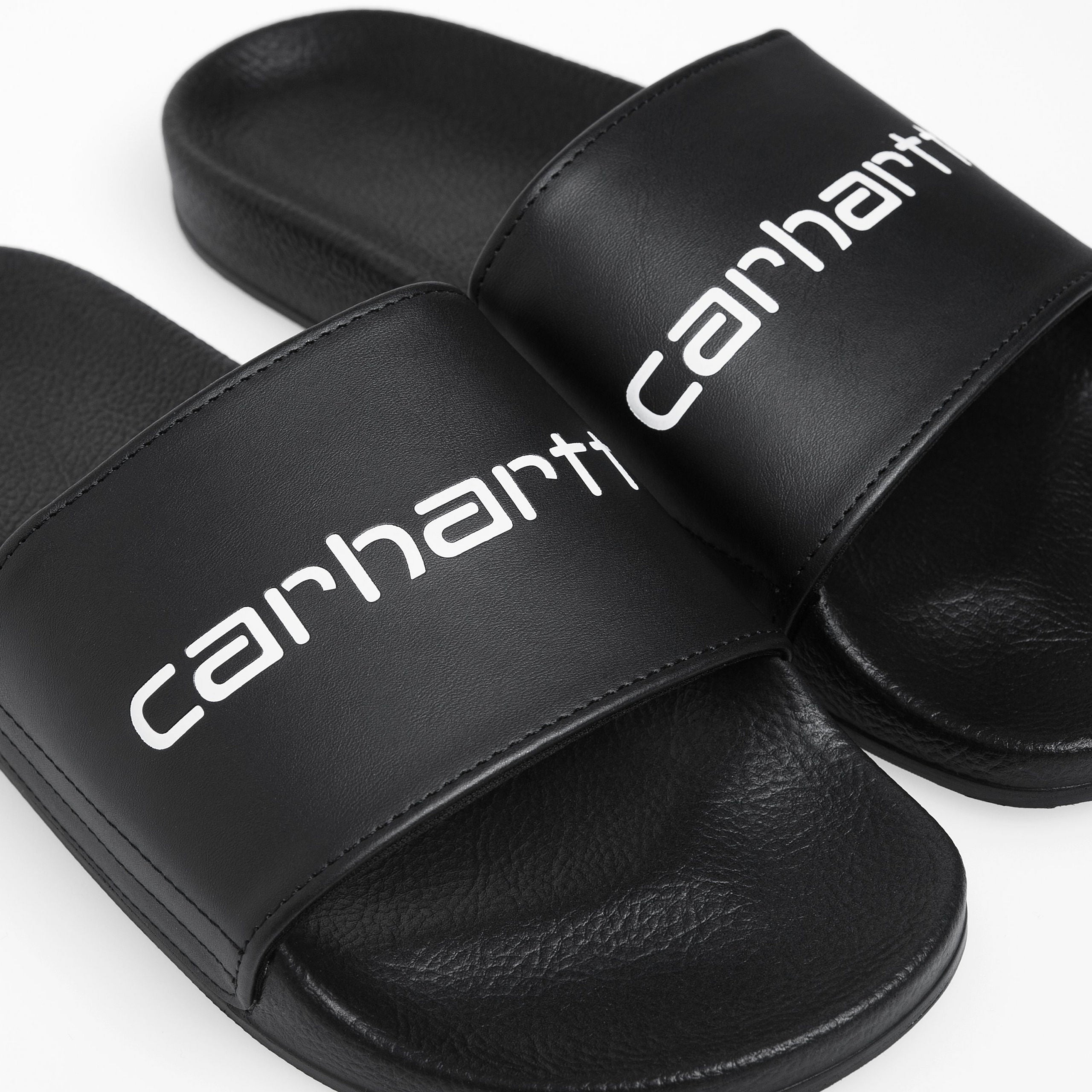 "Carhartt WIP Slippers in Schwarz/Weiß I034615_0D2_XX, aus weichem Material, mit gepolsterter Sohle und dezentem Logo-Detail auf dem Riemen."