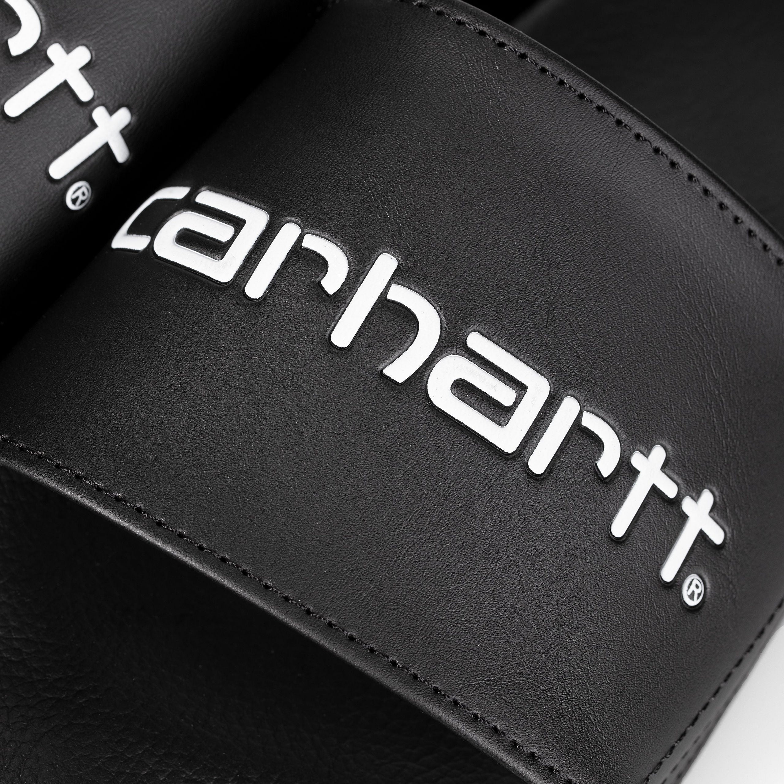 "Carhartt WIP Slippers in Schwarz/Weiß I034615_0D2_XX, aus weichem Material, mit gepolsterter Sohle und dezentem Logo-Detail auf dem Riemen."