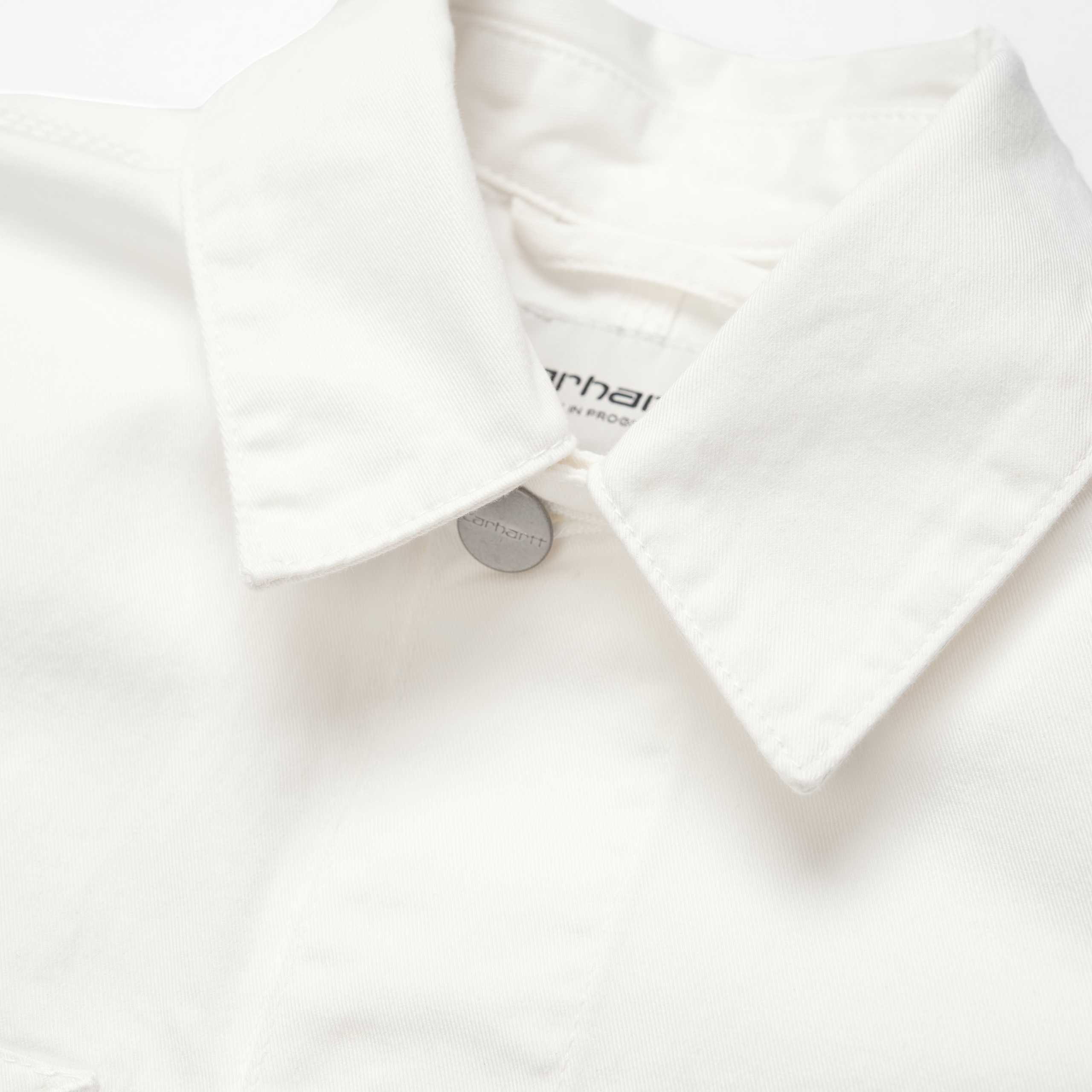 „Carhartt WIP Michigan Coat Summer Damen in Off-White. Klassischer Michigan-Stil mit Kragen, Taschen und Knopfleiste bei Stickabush Berlin.“