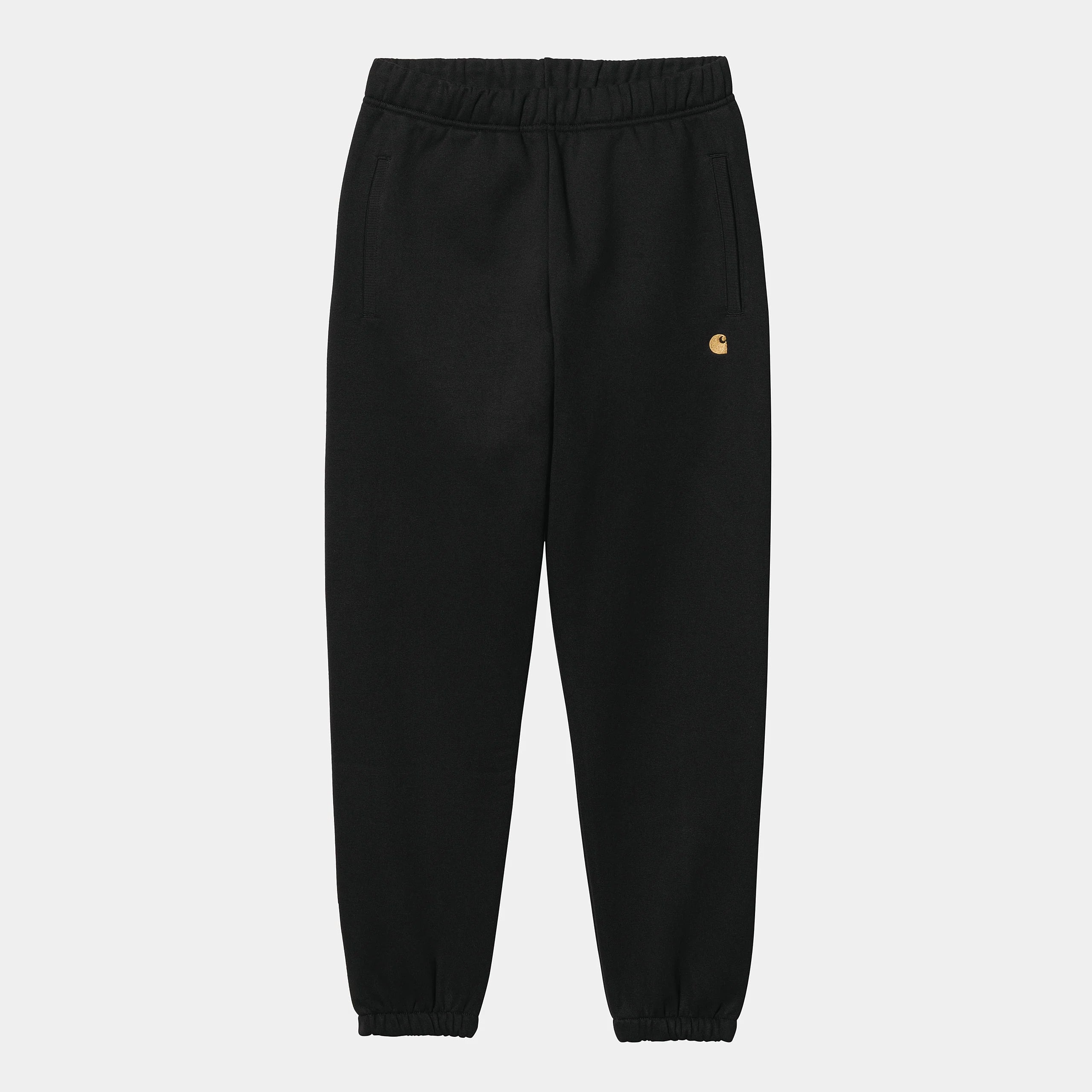 "Schwarze Carhartt WIP Chase Sweat Pant mit elastischem Bund und goldenem Carhartt 'C' Logo-Stick an der Tasche bei Stickabush Berlin."