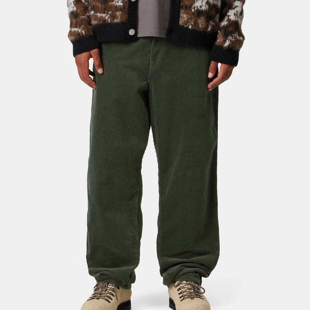 "Grüne Workwear Cordhose von Carhartt WIP im Workwear-Stil, mit geradem Bein, Gesäßtaschen und Werkzeugtaschen am Oberschenkel.“