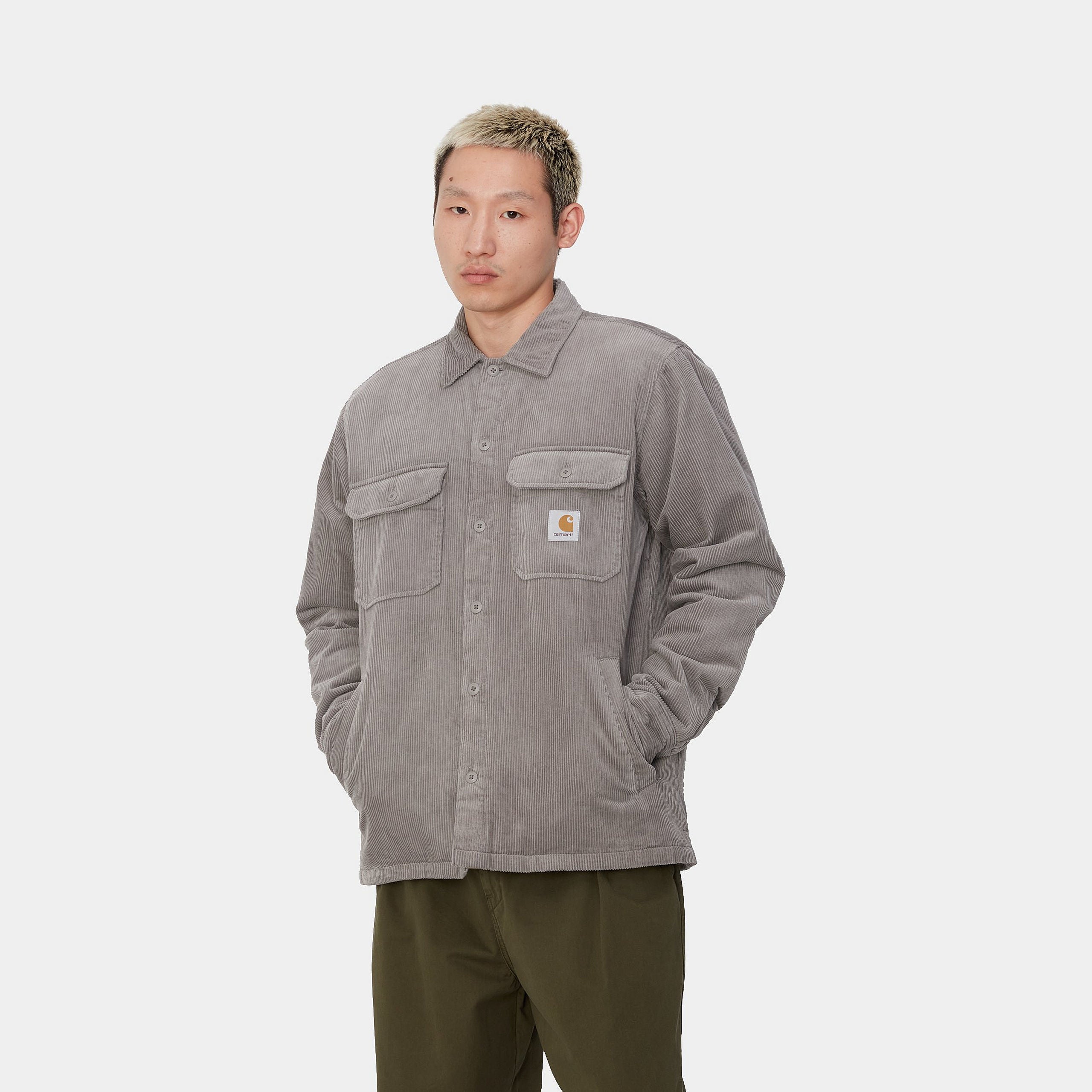 
“Carhartt WIP Whitsome Shirt Jacket in Misty Grey, I028827_29K_XX, Carhartt Shirt aus weichem Baumwollcord, mit Knopfleiste, Brusttaschen und warmem Futter.“