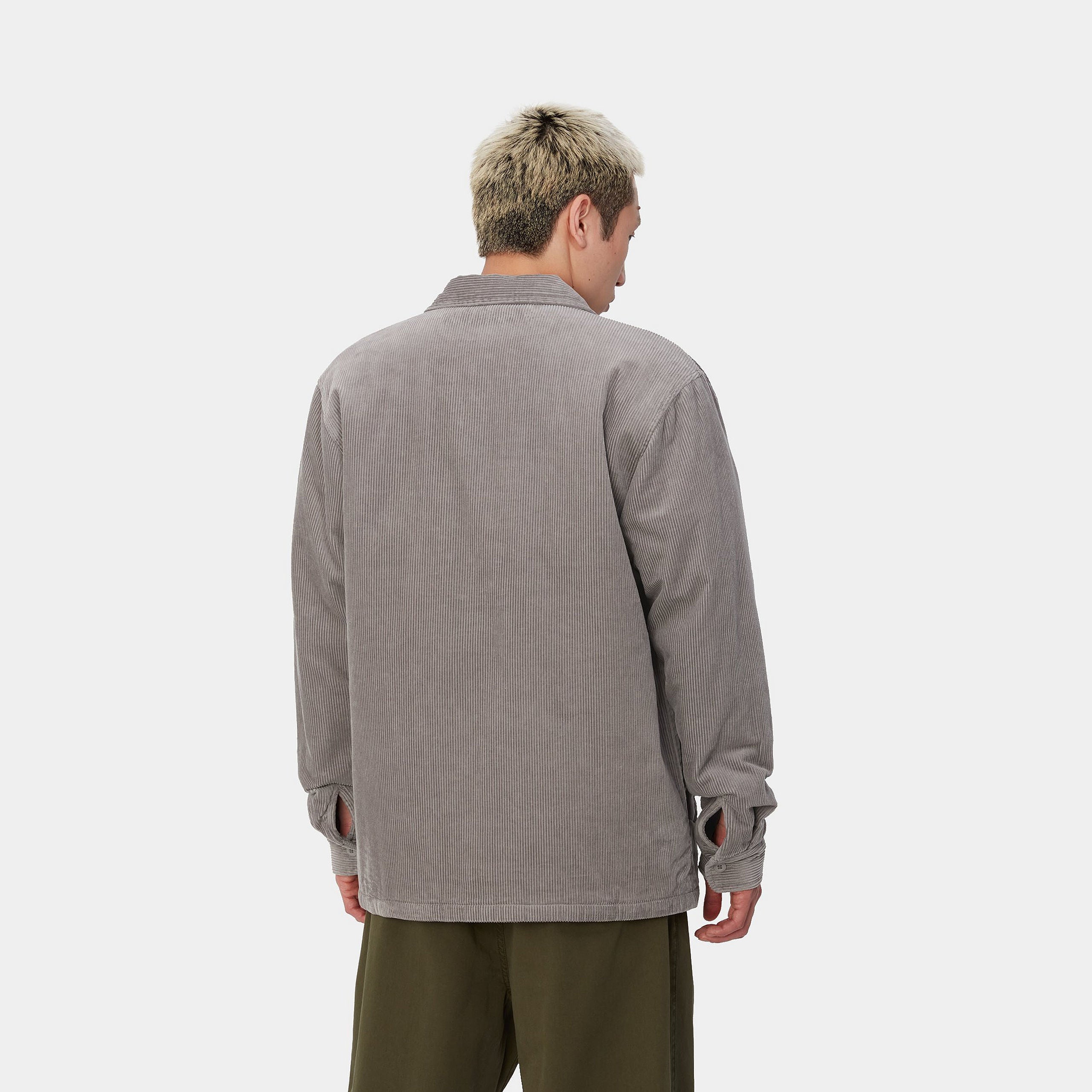 
“Carhartt WIP Whitsome Shirt Jacket in Misty Grey, I028827_29K_XX, Carhartt Shirt aus weichem Baumwollcord, mit Knopfleiste, Brusttaschen und warmem Futter.“