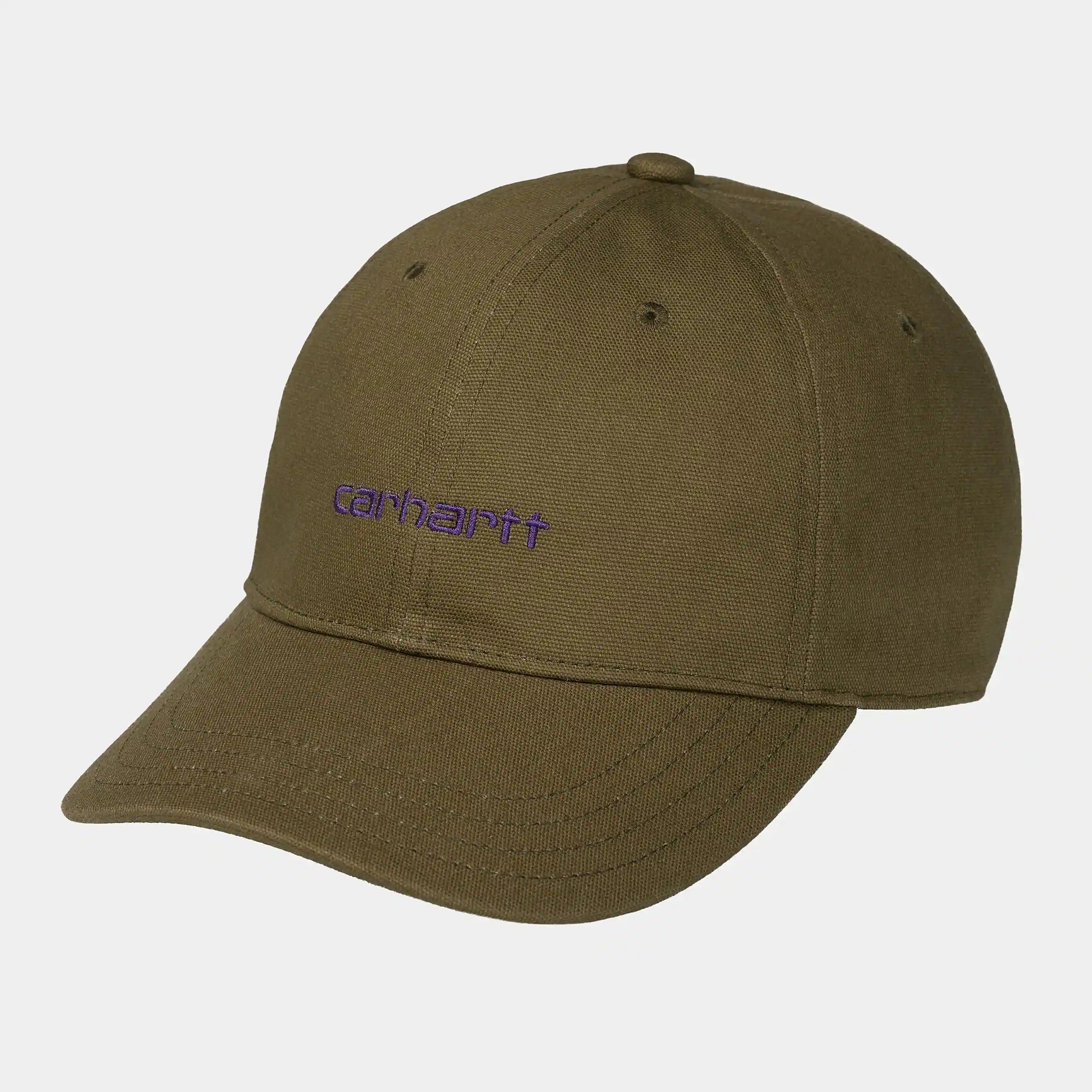 Carhartt WIP Canvas Script Cap – Highland / Cassis. Olivgrüne Baseballkappe aus Canvas, mit gebogenem Schirm und lilafarbenem Carhartt WIP Schriftzug vorne.