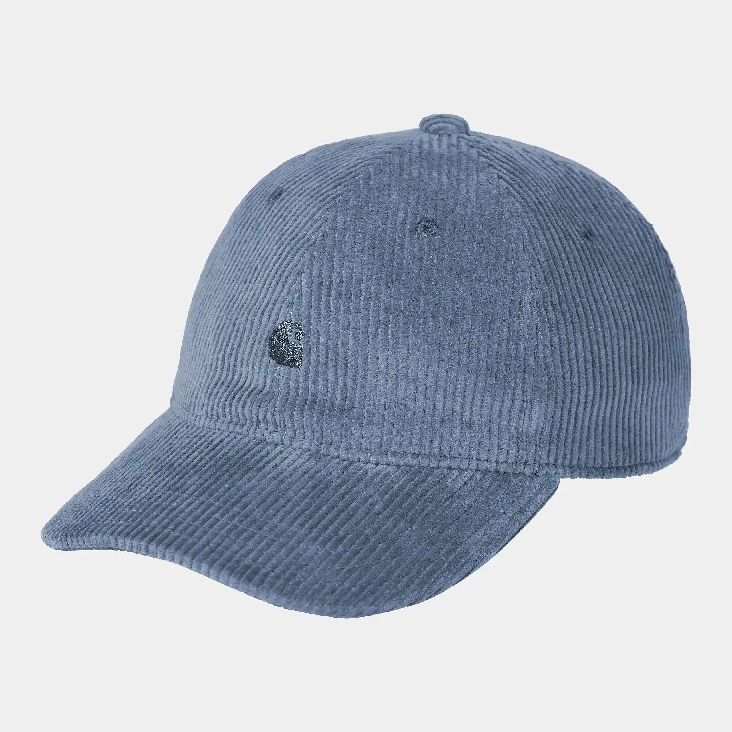 "Carhartt WIP Harlem Cap – Hudson Blue. Hellblaue Baseballkappe aus Baumwoll-Twill, mit gebogenem Schirm und gesticktem, weißem Carhartt WIP Logo vorne."