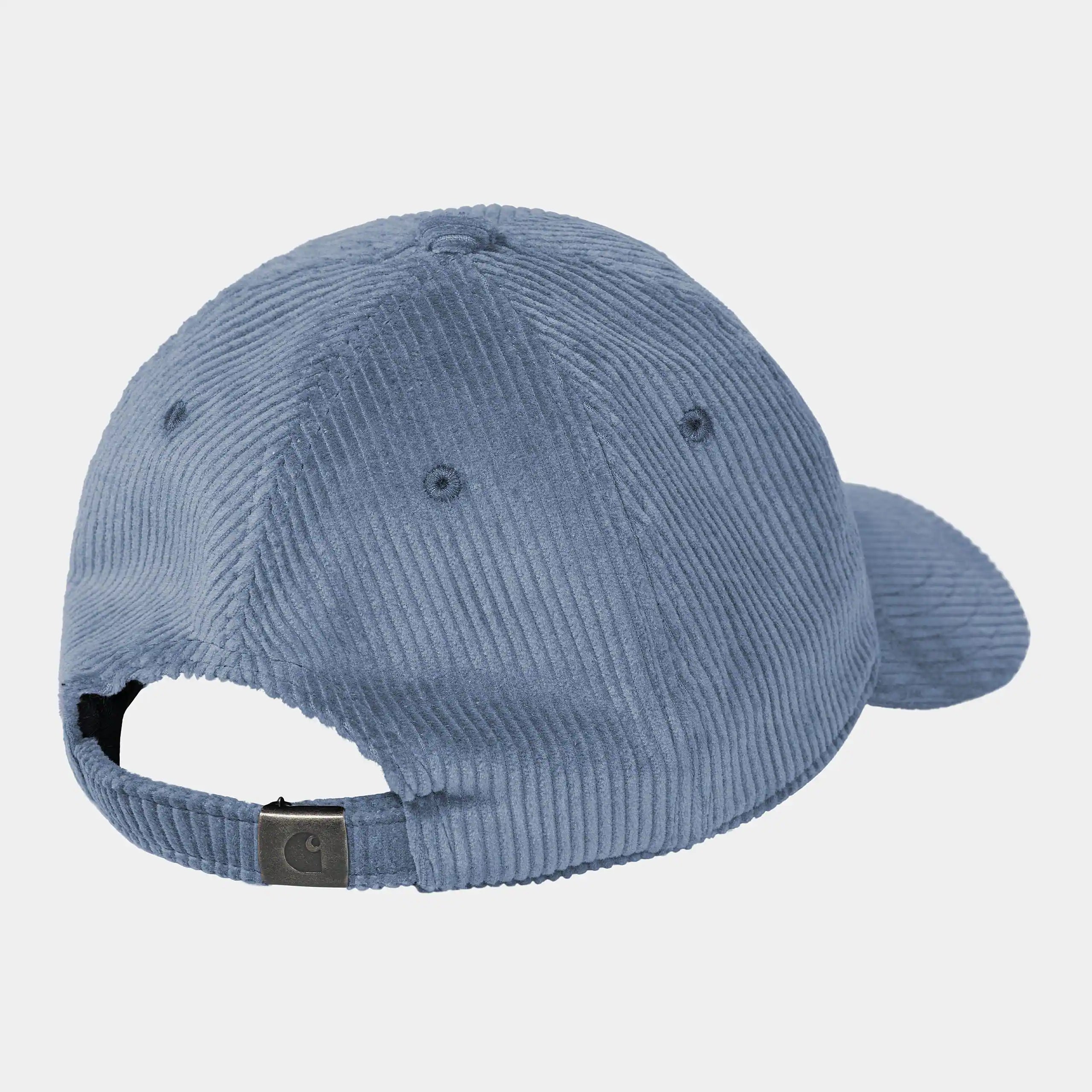 "Carhartt WIP Harlem Cap – Hudson Blue. Hellblaue Baseballkappe aus Baumwoll-Twill, mit gebogenem Schirm und gesticktem, weißem Carhartt WIP Logo vorne."
